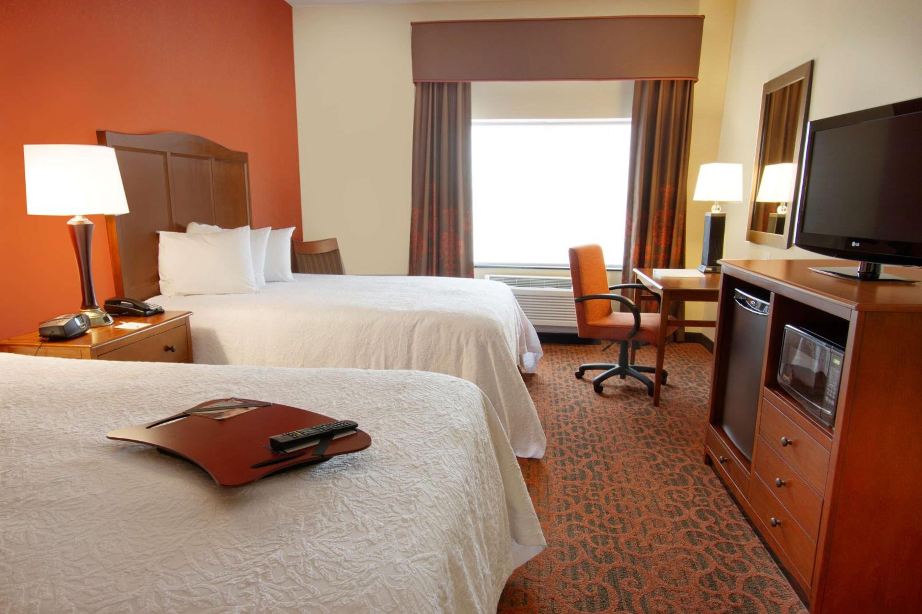Room with Two Queen Beds - Non-Smoking - Photo 4