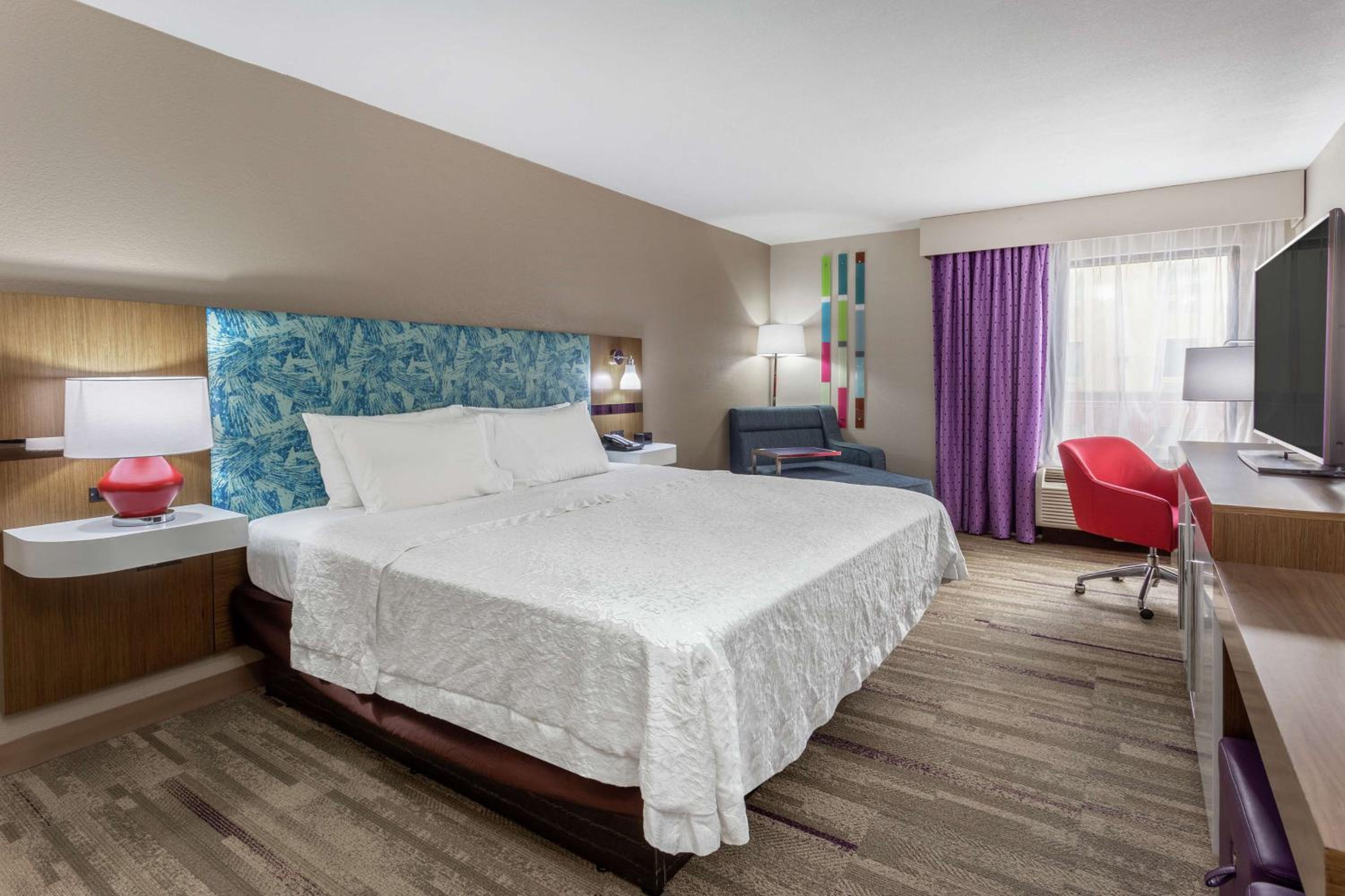 King Room with King Bed - Non-Smoking - Photo 3