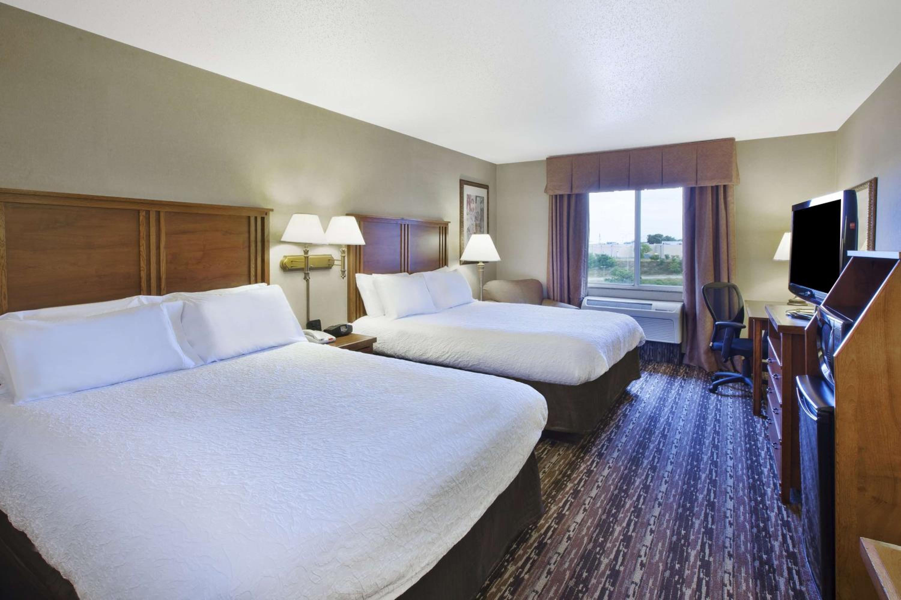 Queen Room with Two Queen Beds - Non-Smoking photo 1