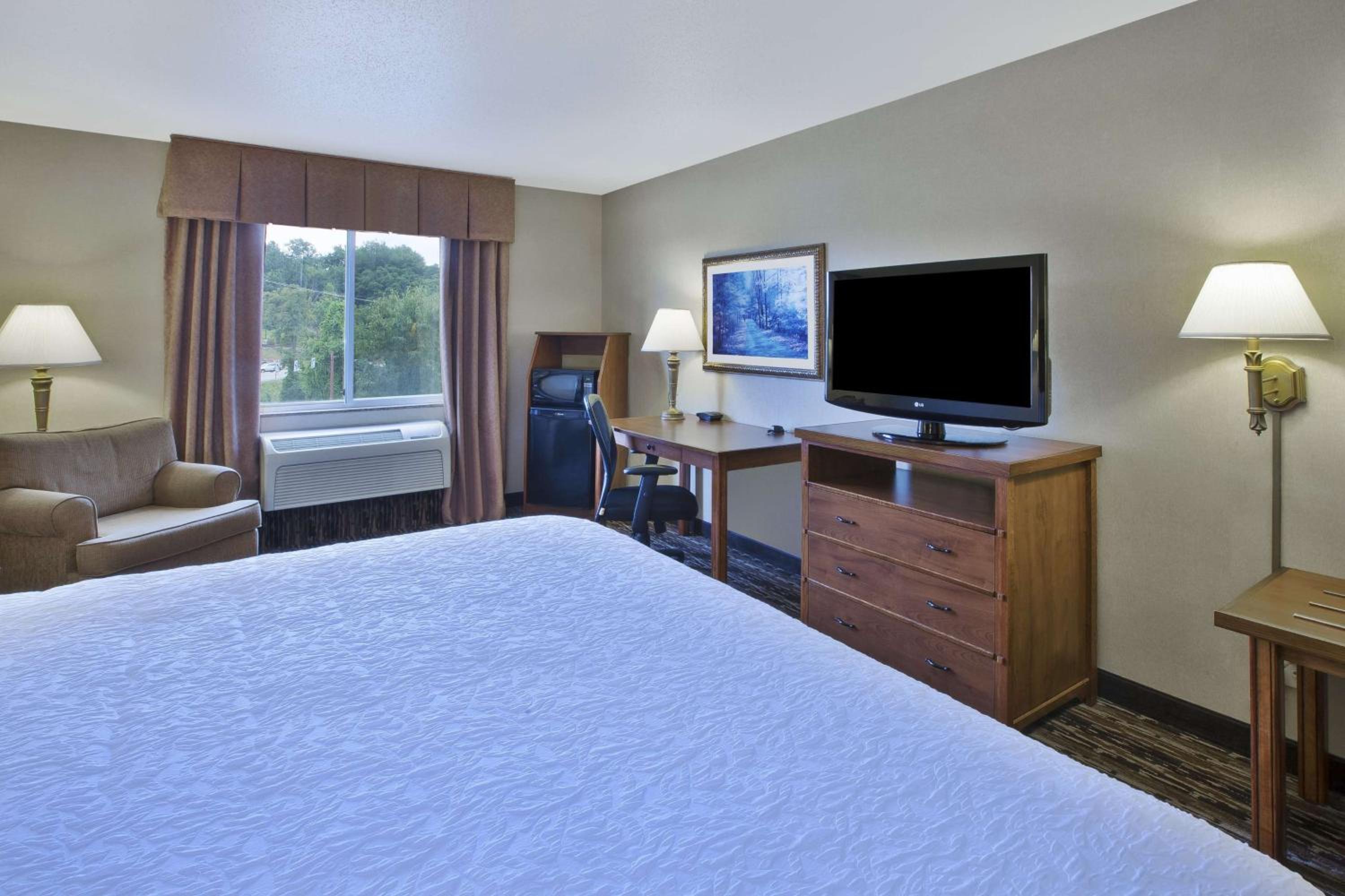 King Room with King Bed - Non-Smoking photo 2