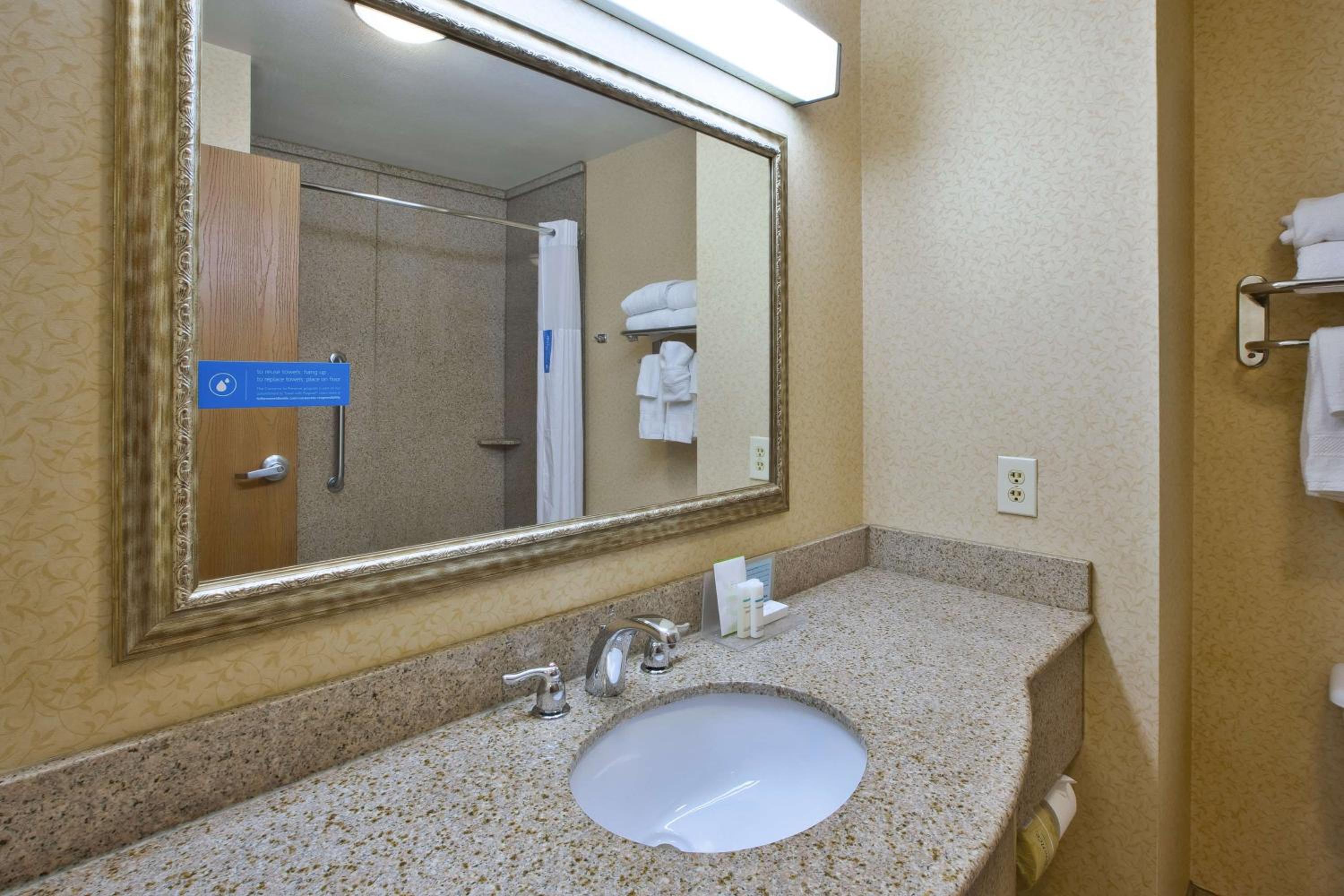 Queen Room with Two Queen Beds - Non-Smoking photo 3