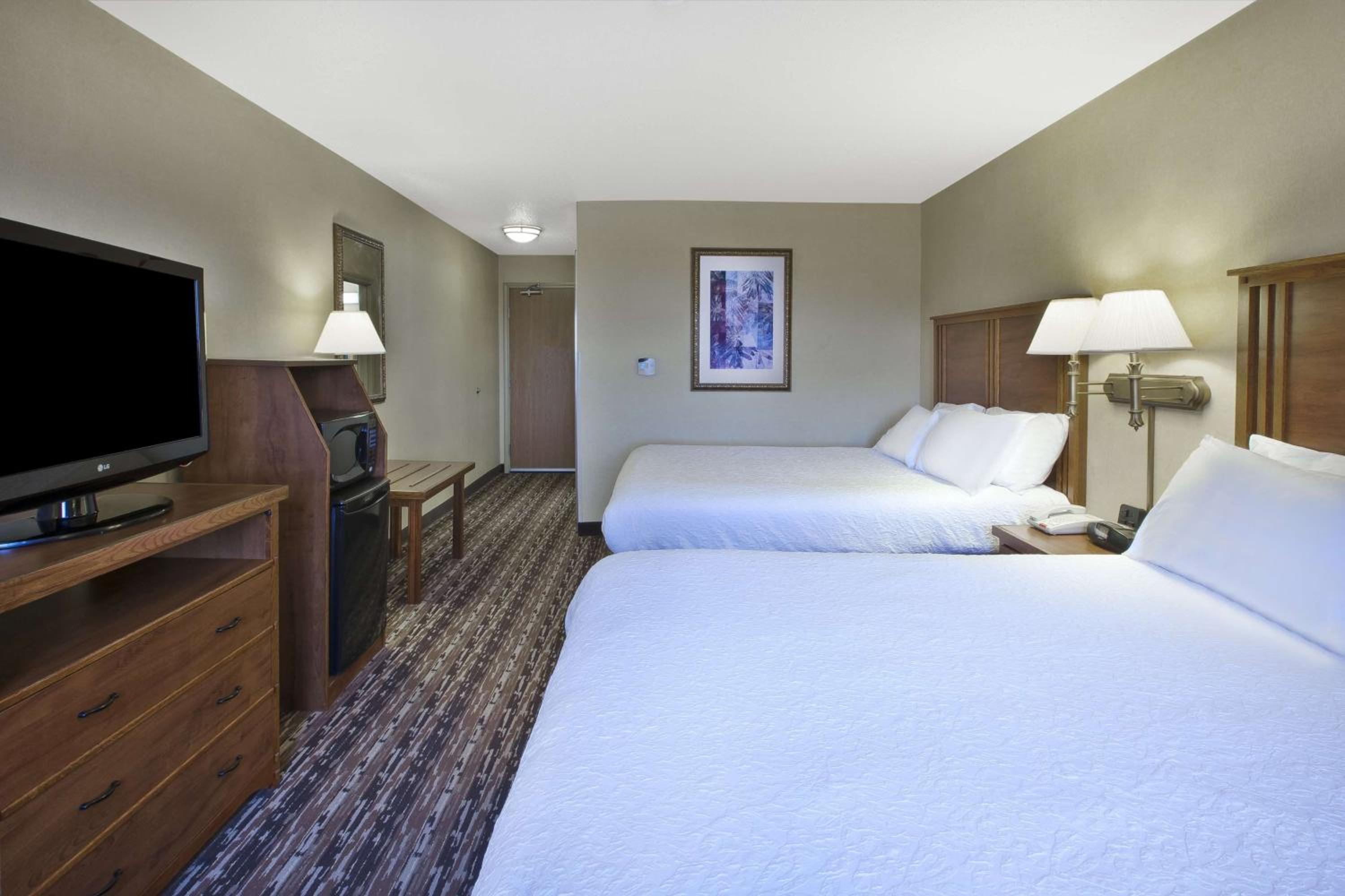Queen Room with Two Queen Beds - Non-Smoking photo 2
