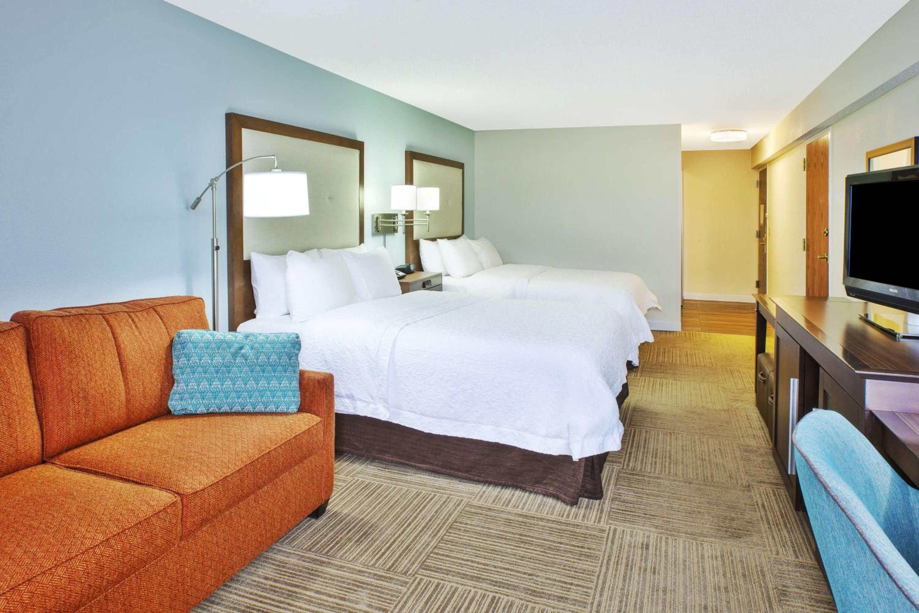 Deluxe Queen Room with Two Queen Beds - Non-Smoking photo 2