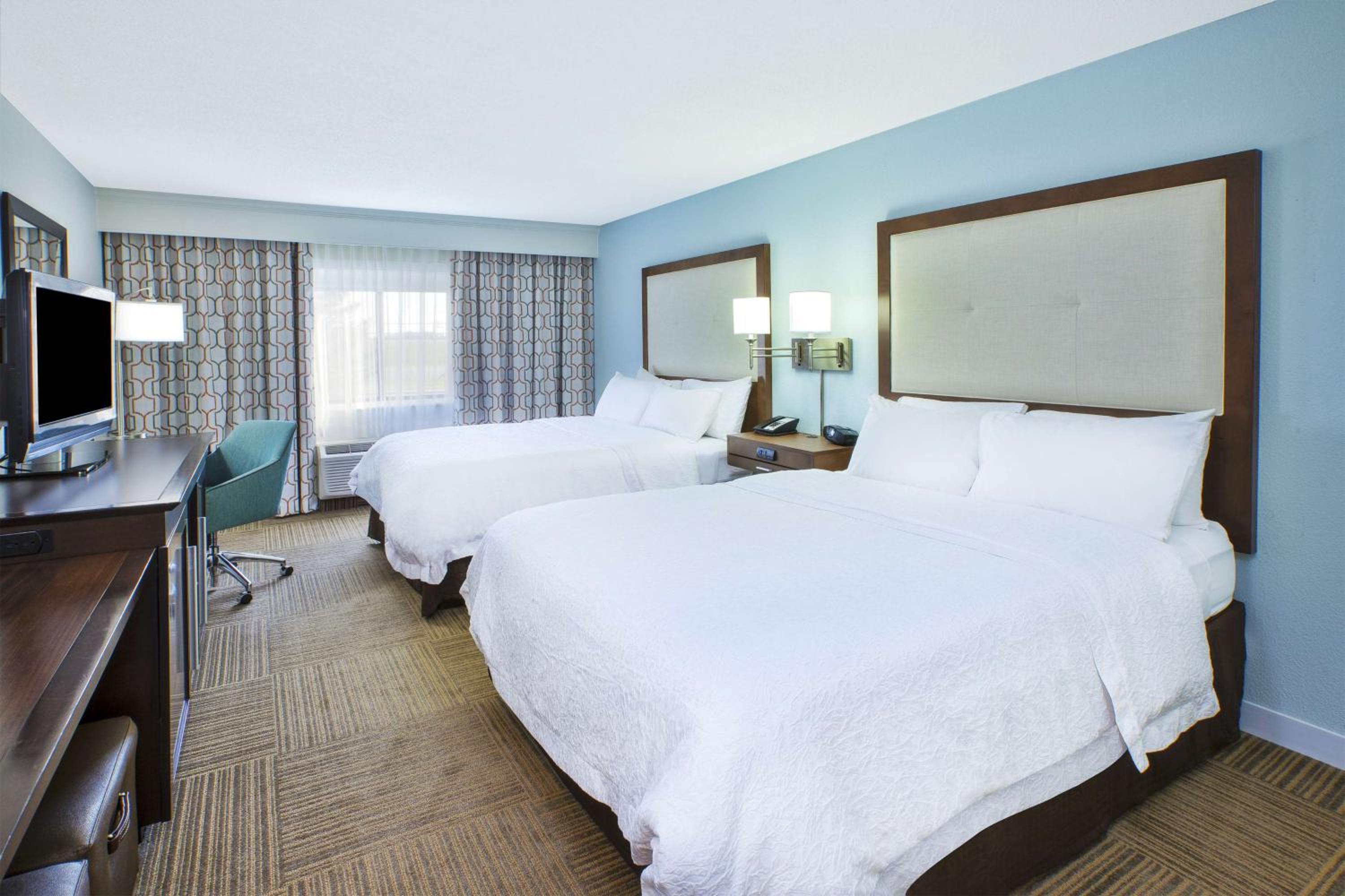 Queen Room with Two Queen Beds - Non-Smoking - Photo 2