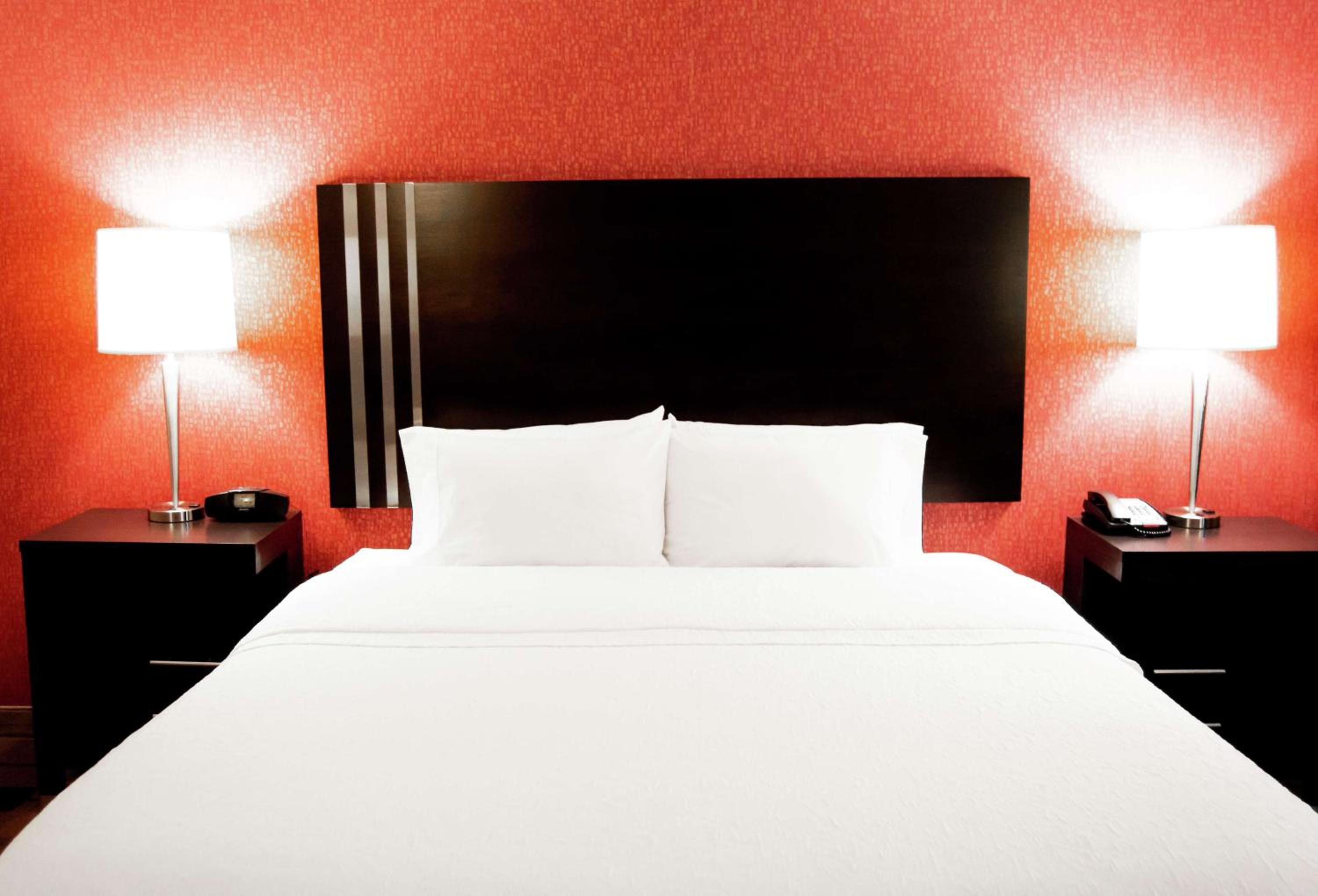 King Room with King Bed - Non-Smoking - Photo 2