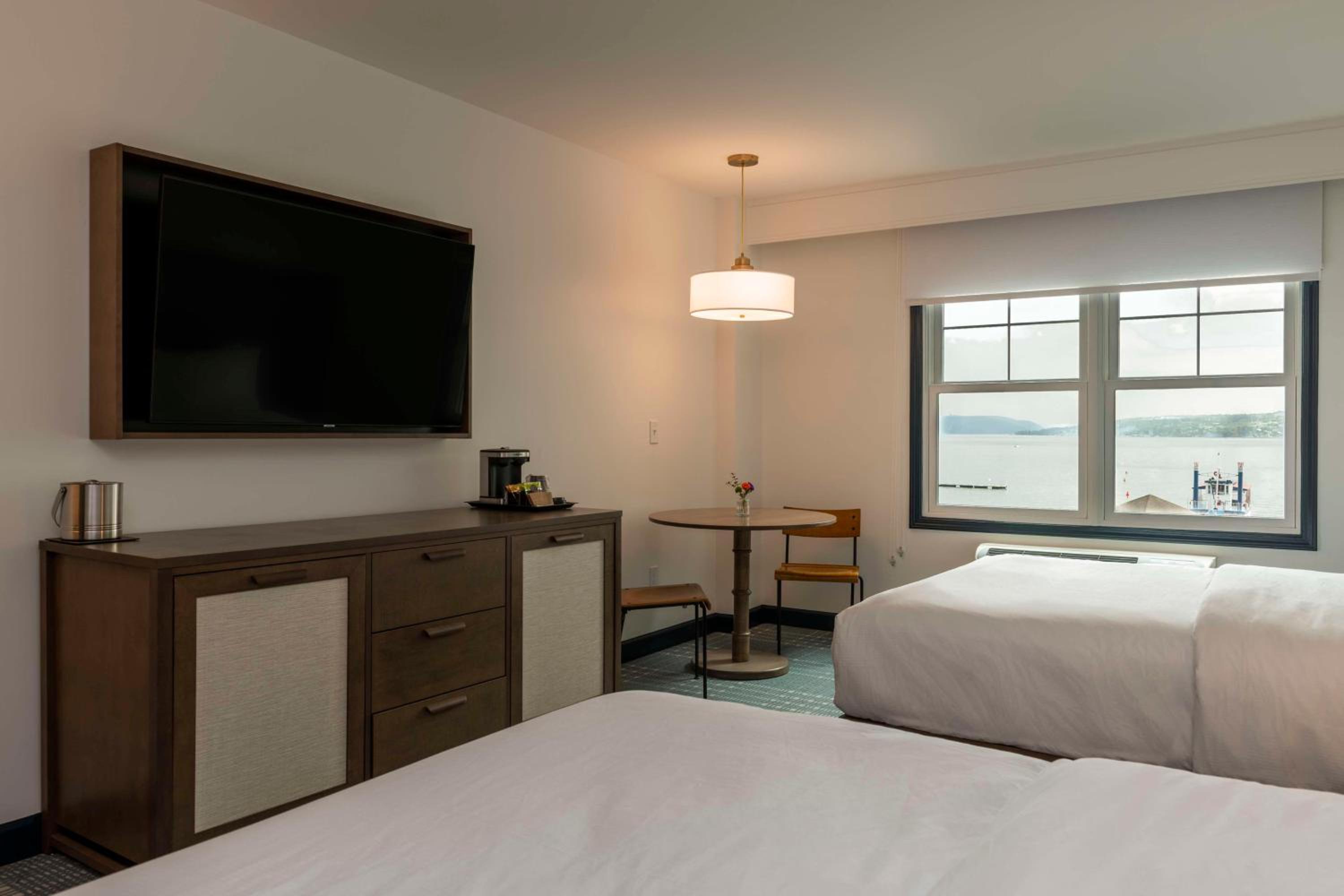 Queen Room with Two Queen Beds and Lake View - Photo 2