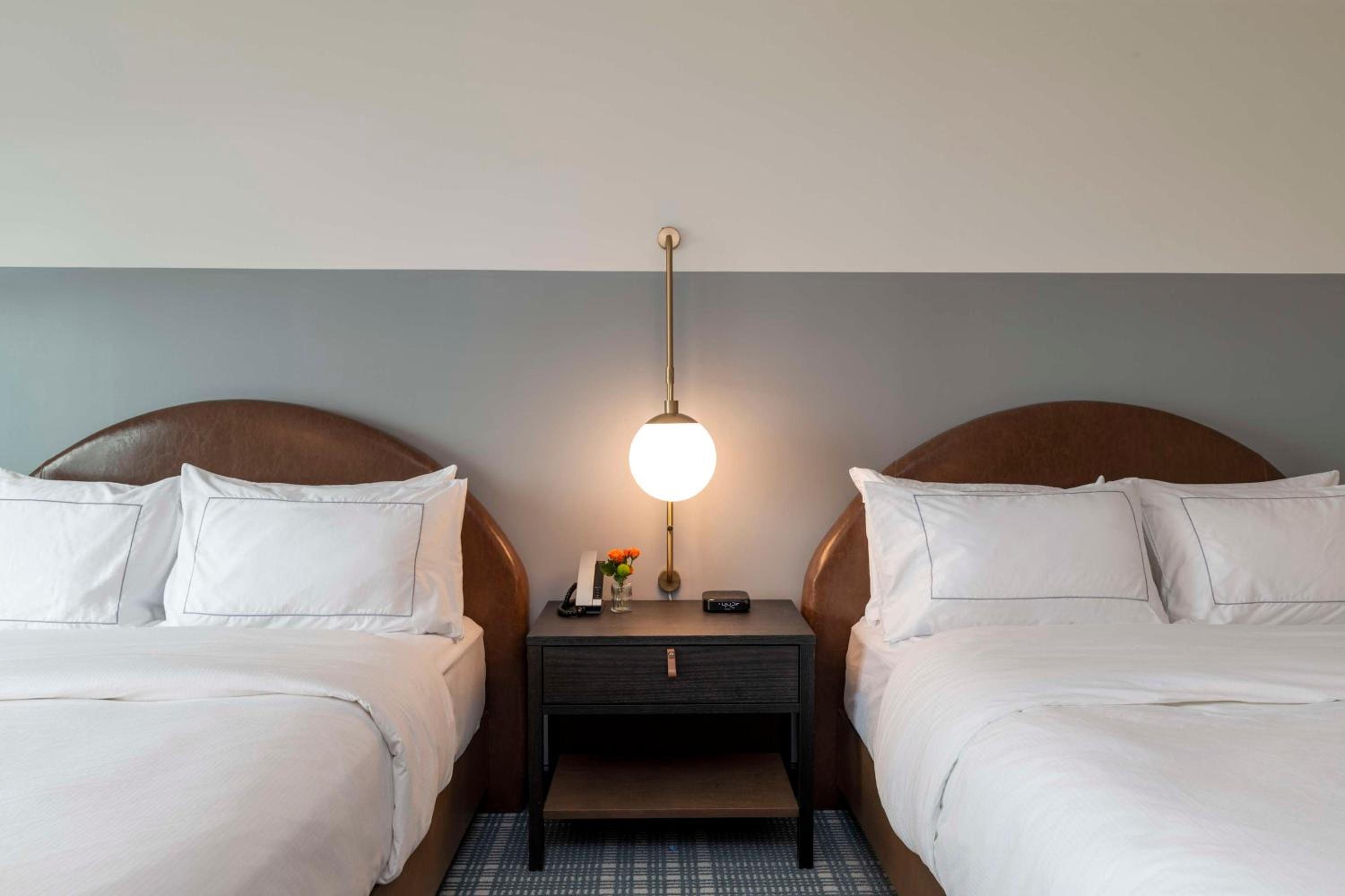 Queen Room with Two Queen Beds and Lake View - Photo 5