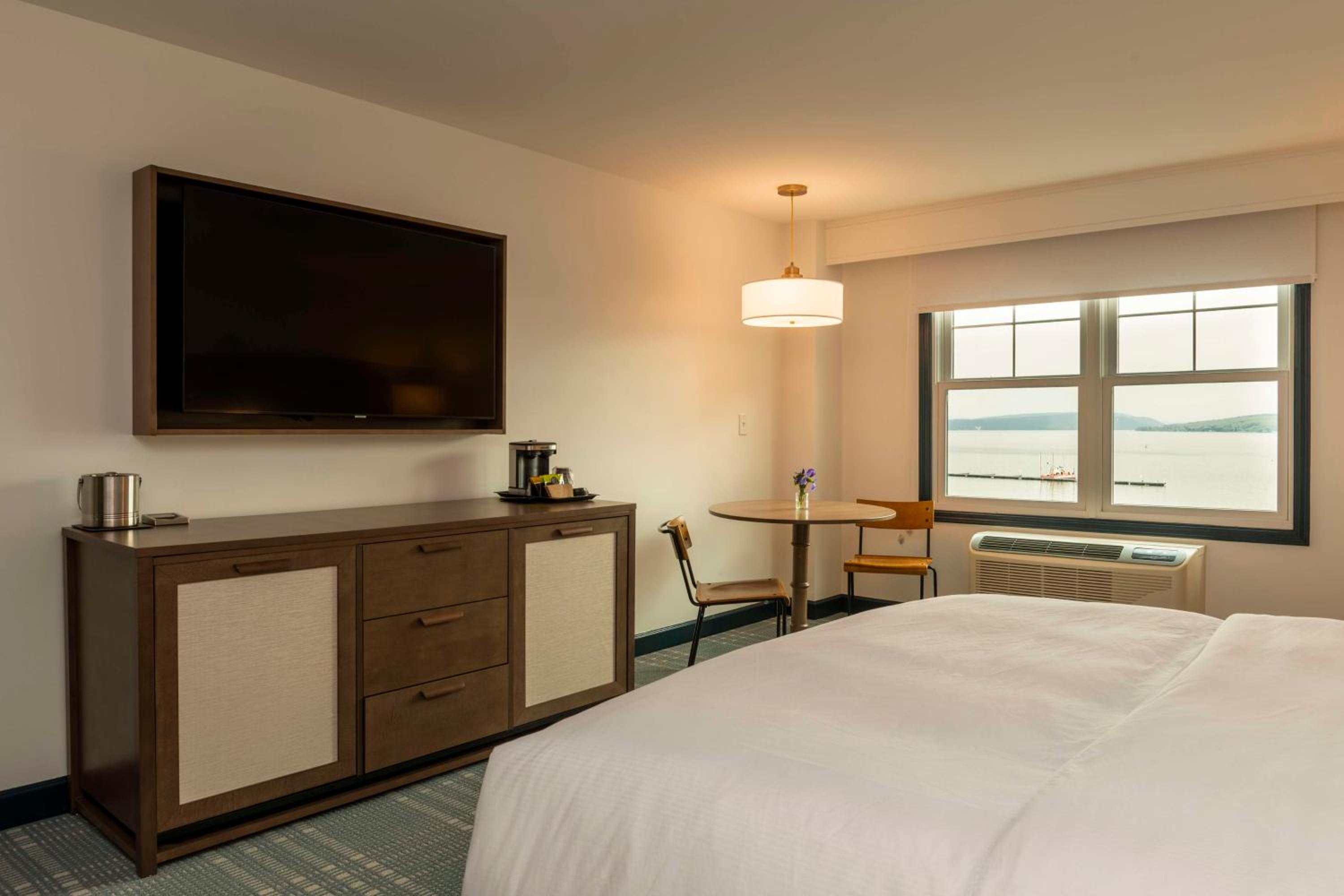 King Room with Lake View - Photo 3