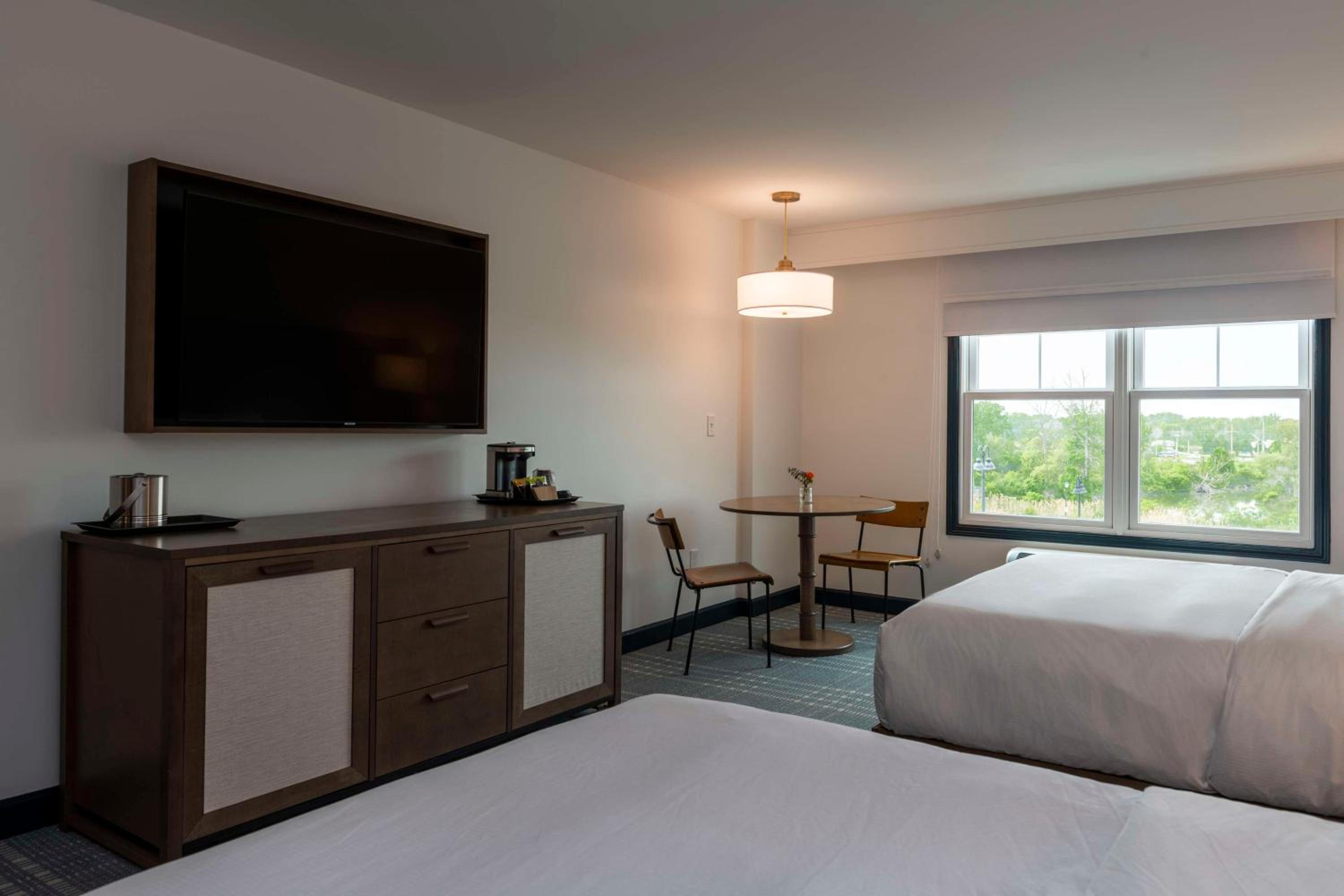 Queen Room with Two Queen Beds - Photo 2