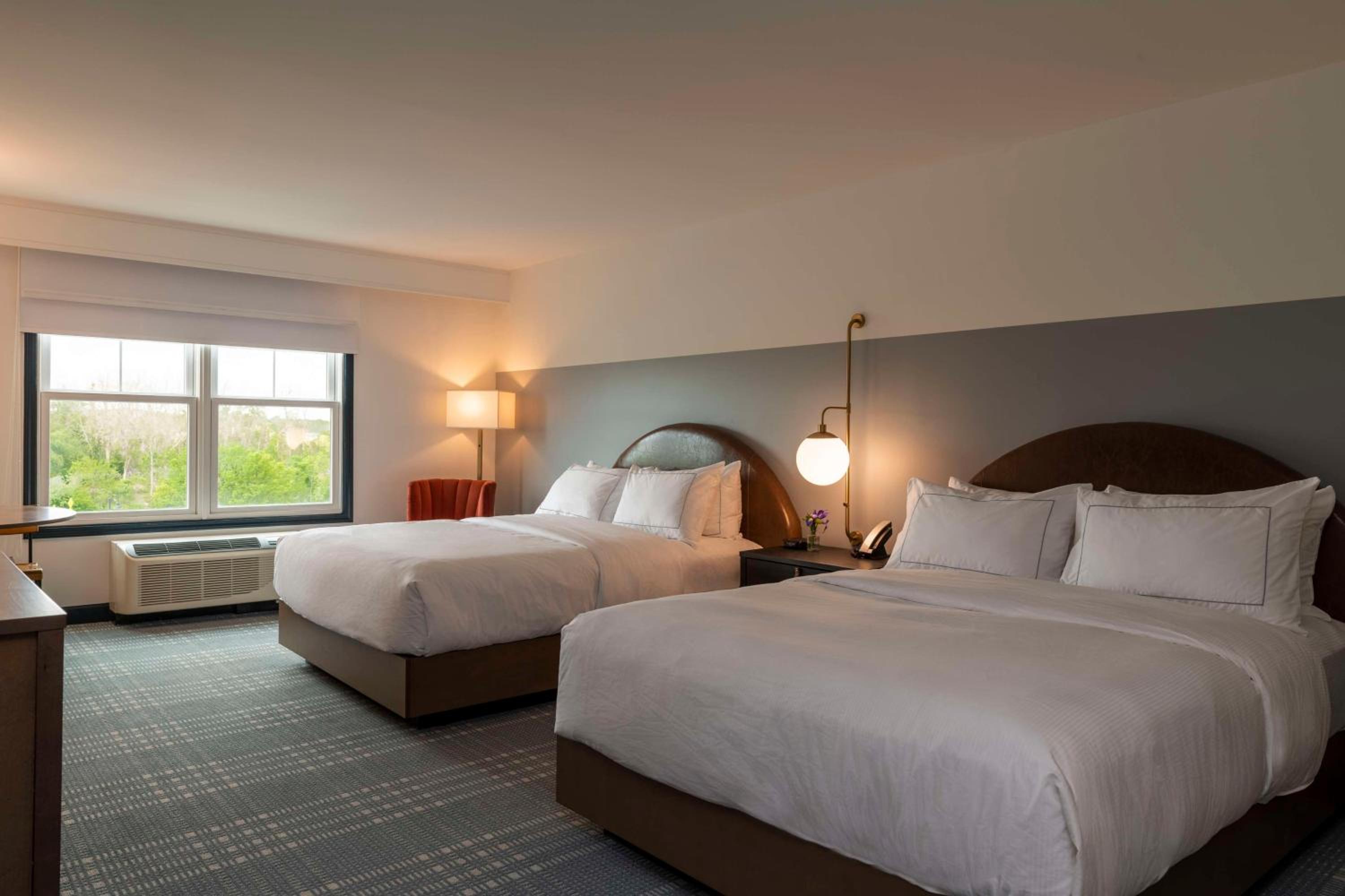 Queen Room with Two Queen Beds - Photo 4