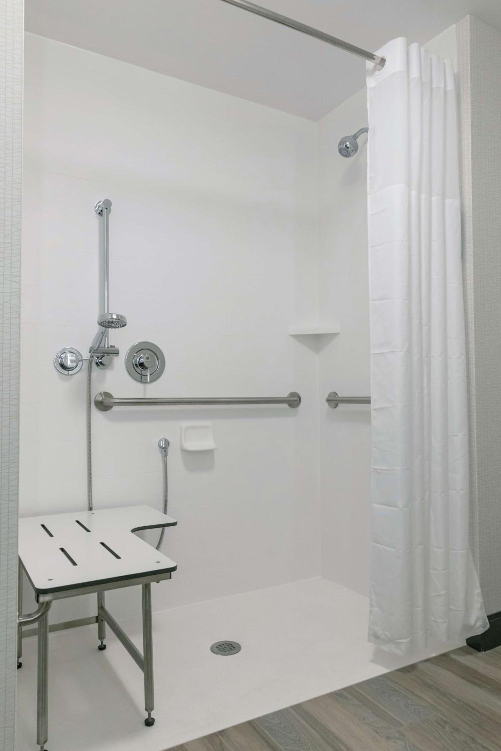 King Room with Roll-In Shower - Mobility and Hearing Access/Non-Smoking photo 2