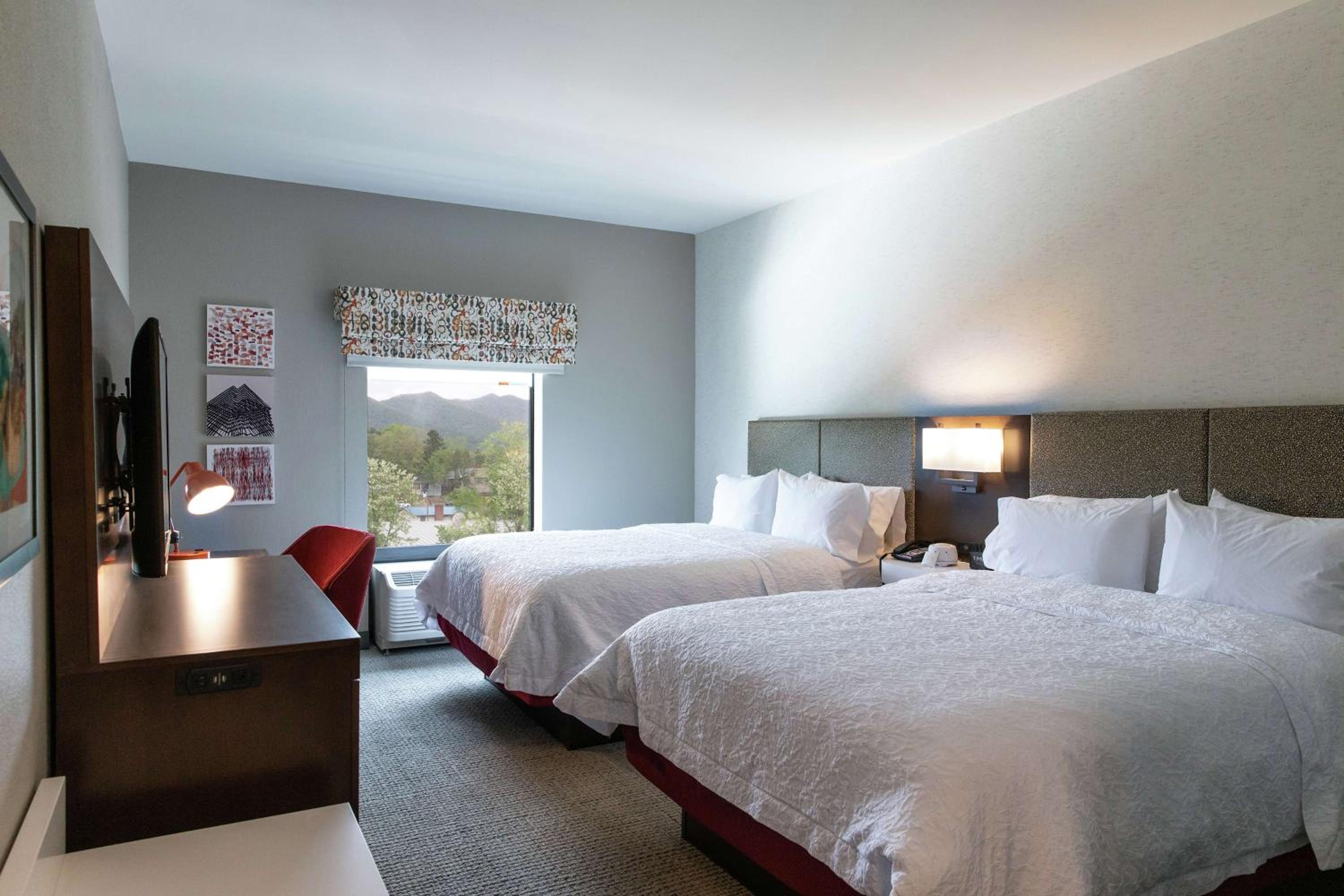 Queen Room with Two Queen Beds - Photo 3
