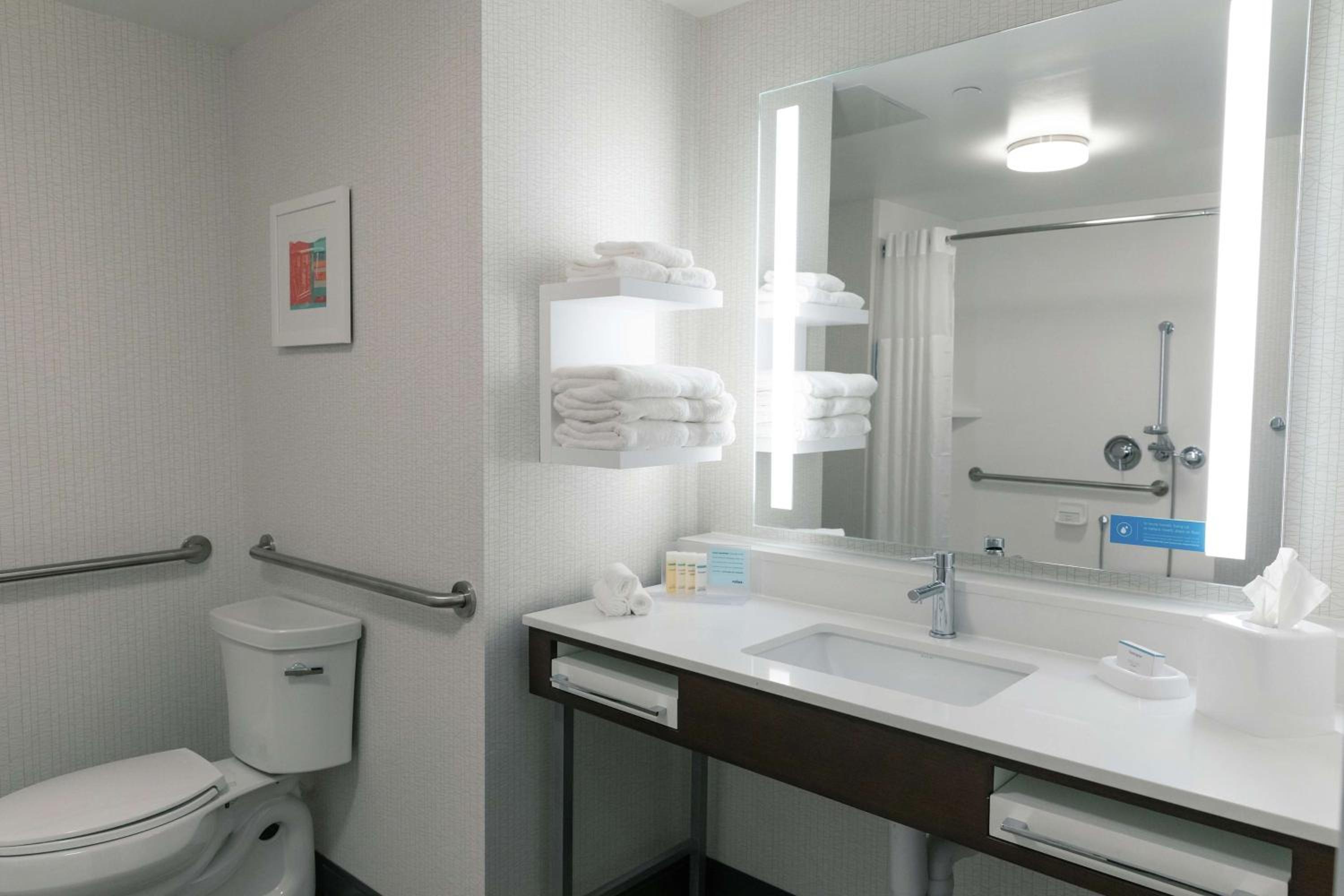 King Room with Roll-In Shower - Mobility and Hearing Access/Non-Smoking photo 2