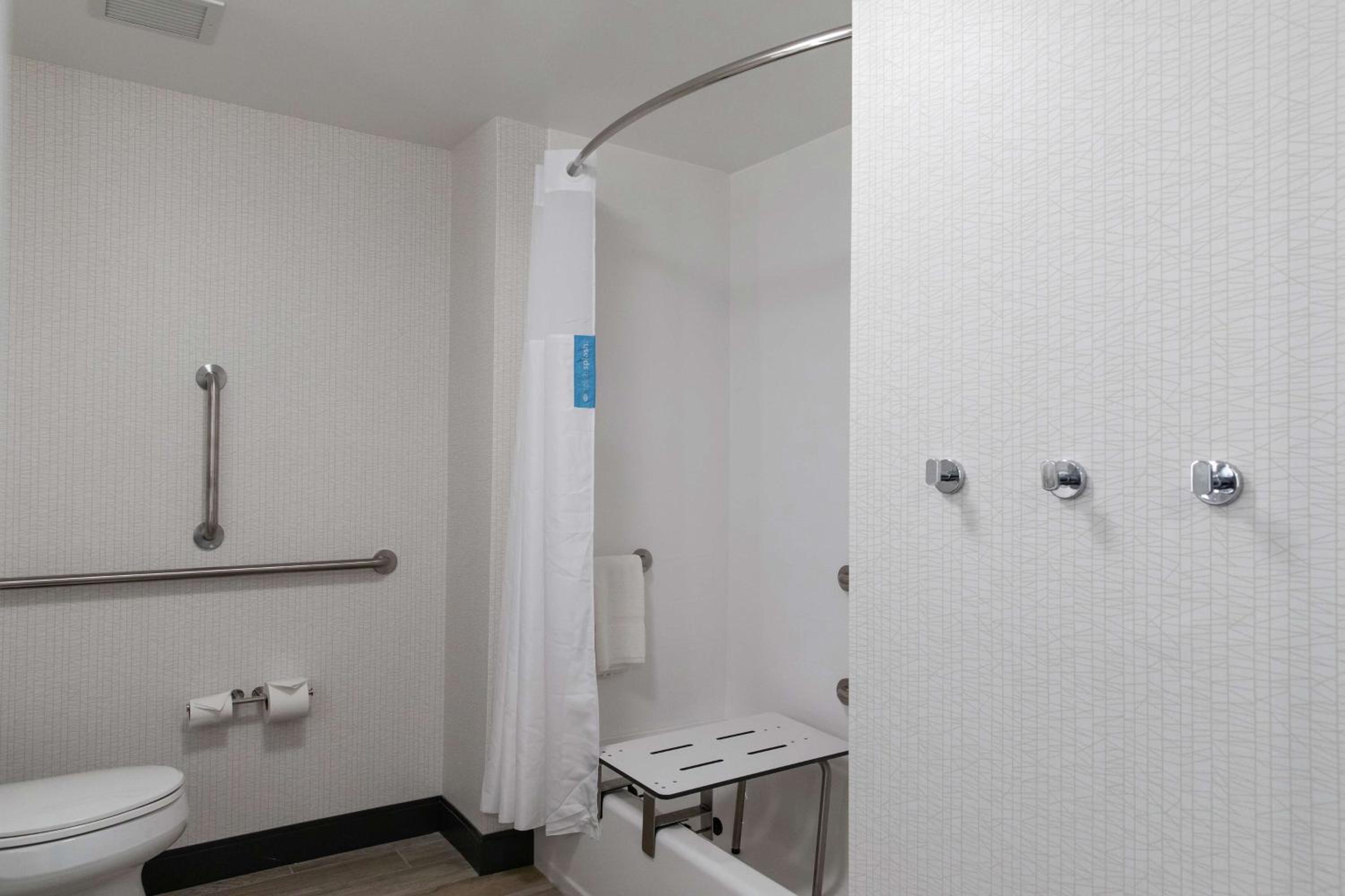 Queen Room with Bath Tub - Mobility Access/Non-Smoking photo 2