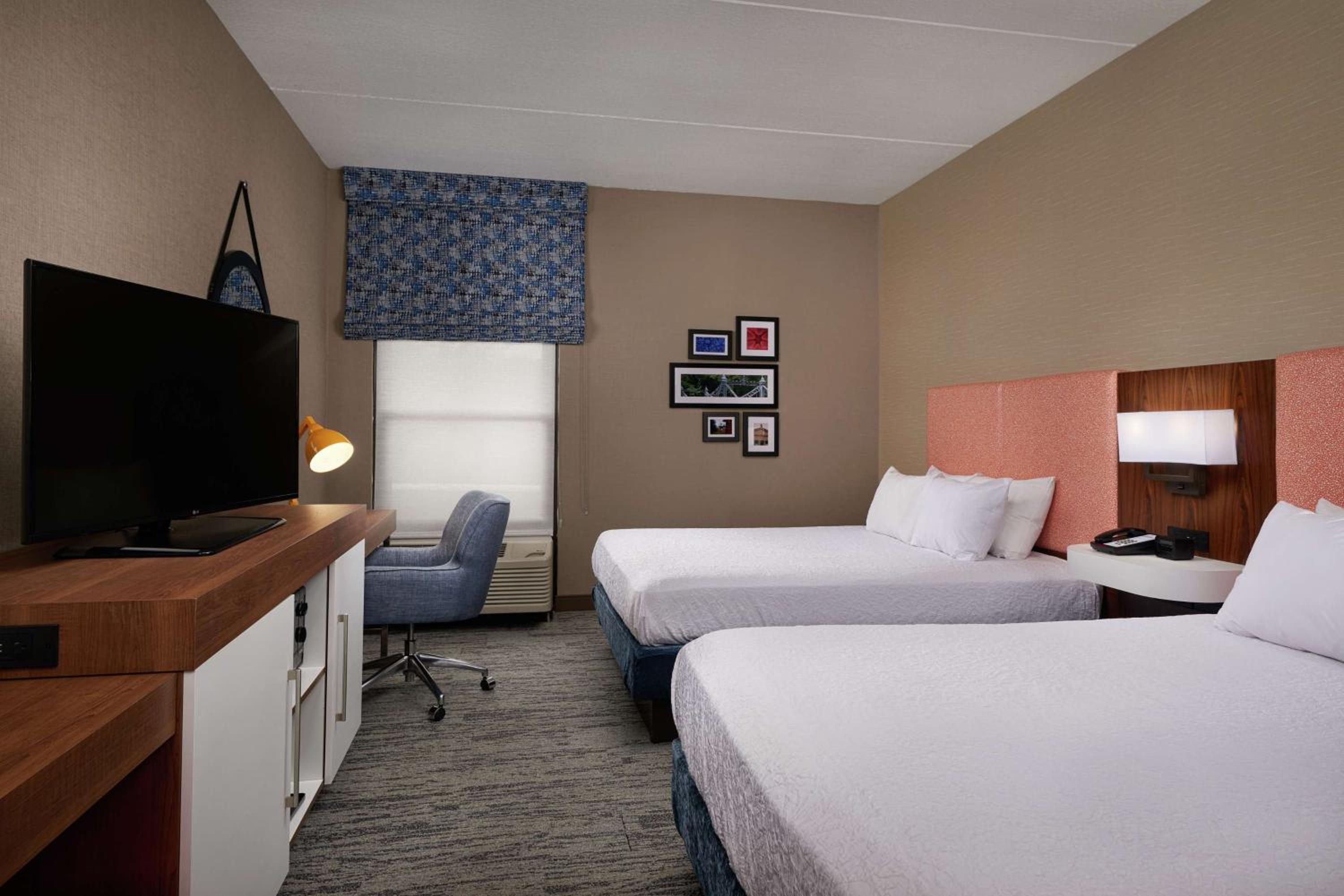 Room with Two Queen Beds - Non-Smoking - Photo 2