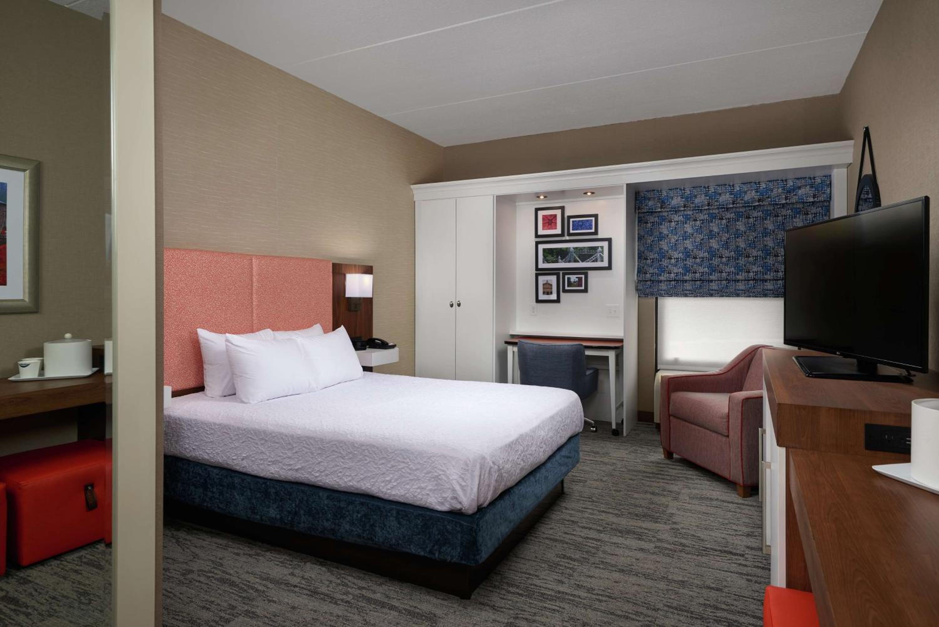 Queen Room with Roll-In Shower - Disability Access/Non-Smoking - Photo 3