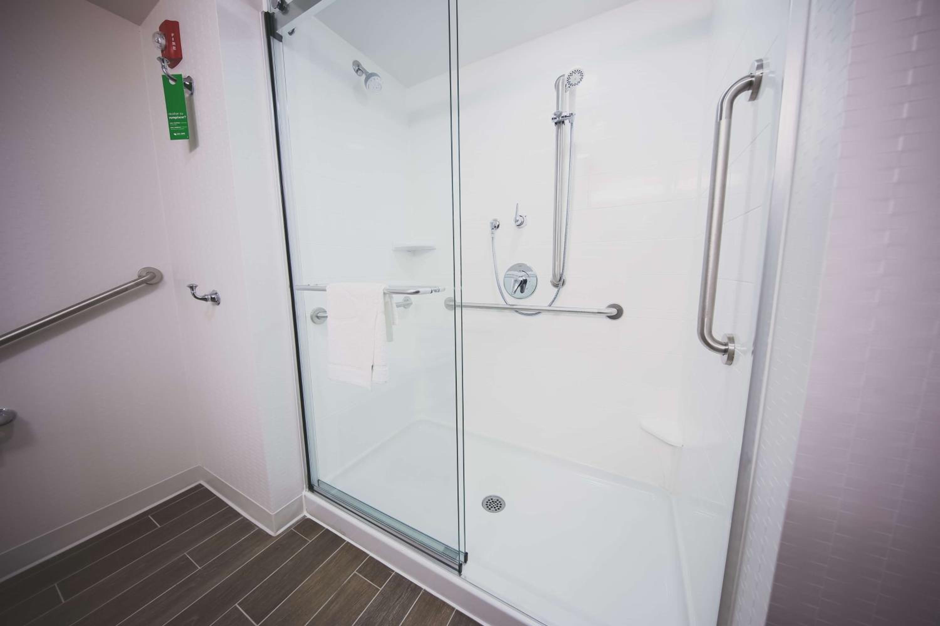 King Room - Hearing Accessible photo 2