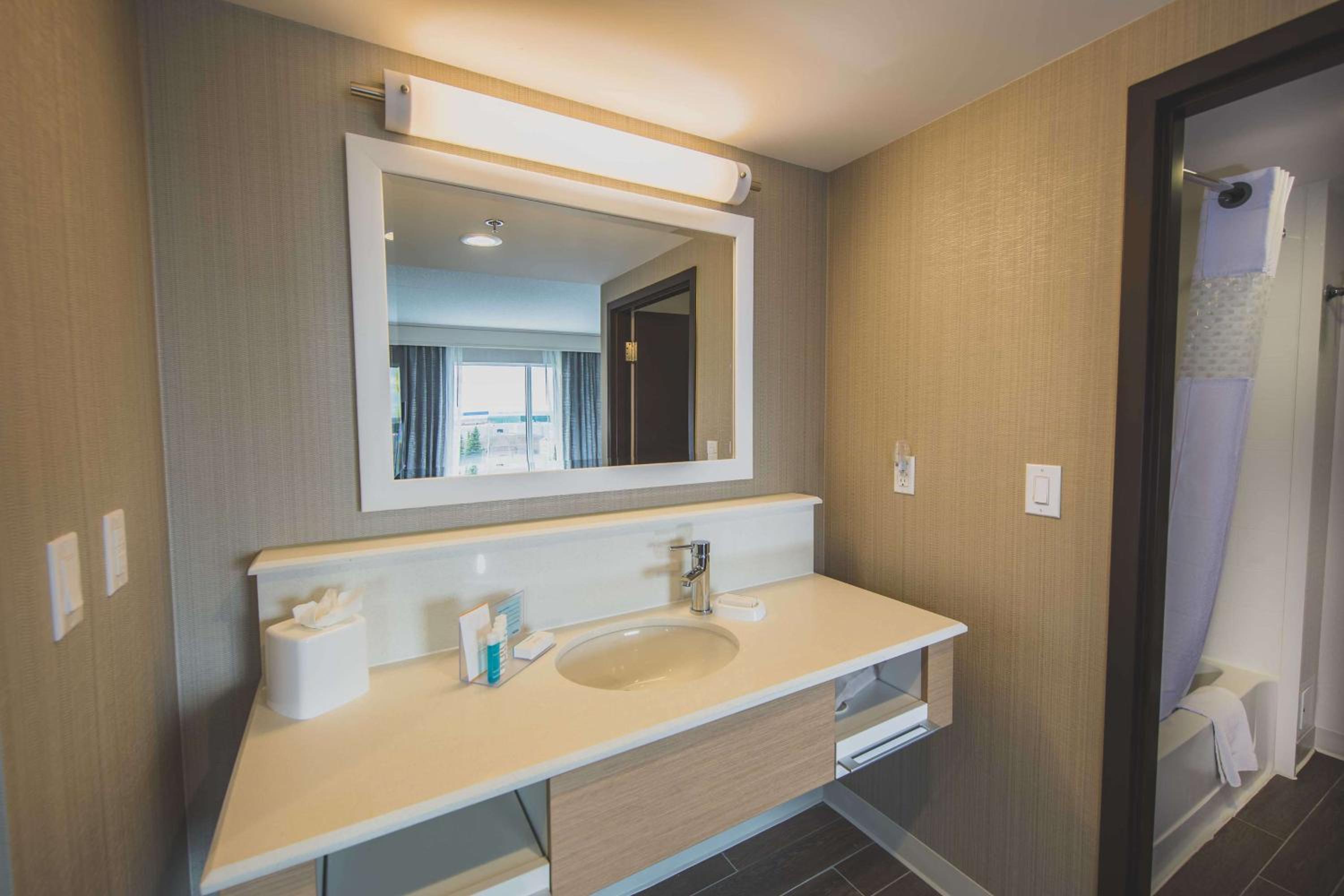Standard King Room - Non-Smoking  photo 3