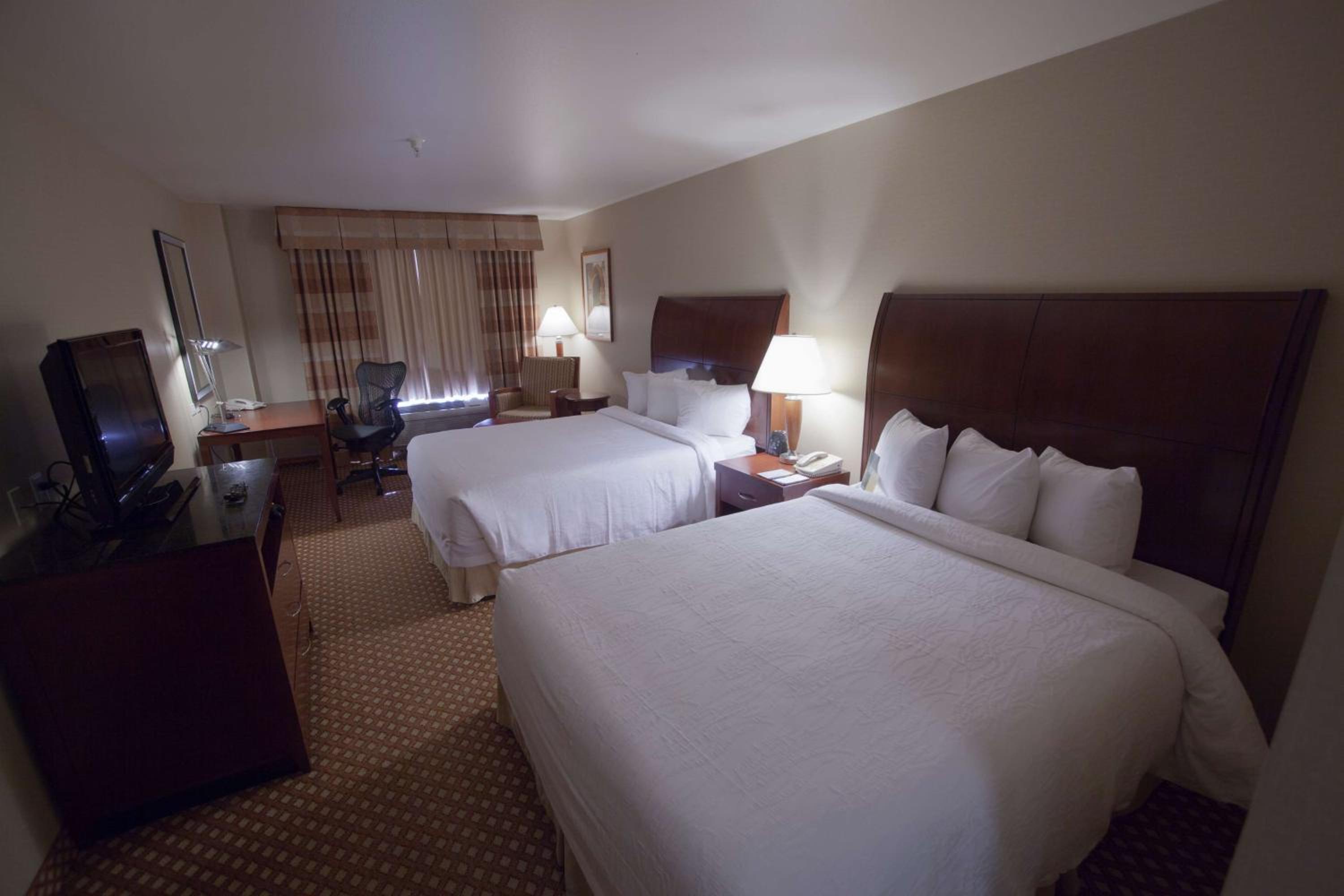 Queen Room With Two Queen Beds And Accessible Tub - Mobility Access - Photo 1