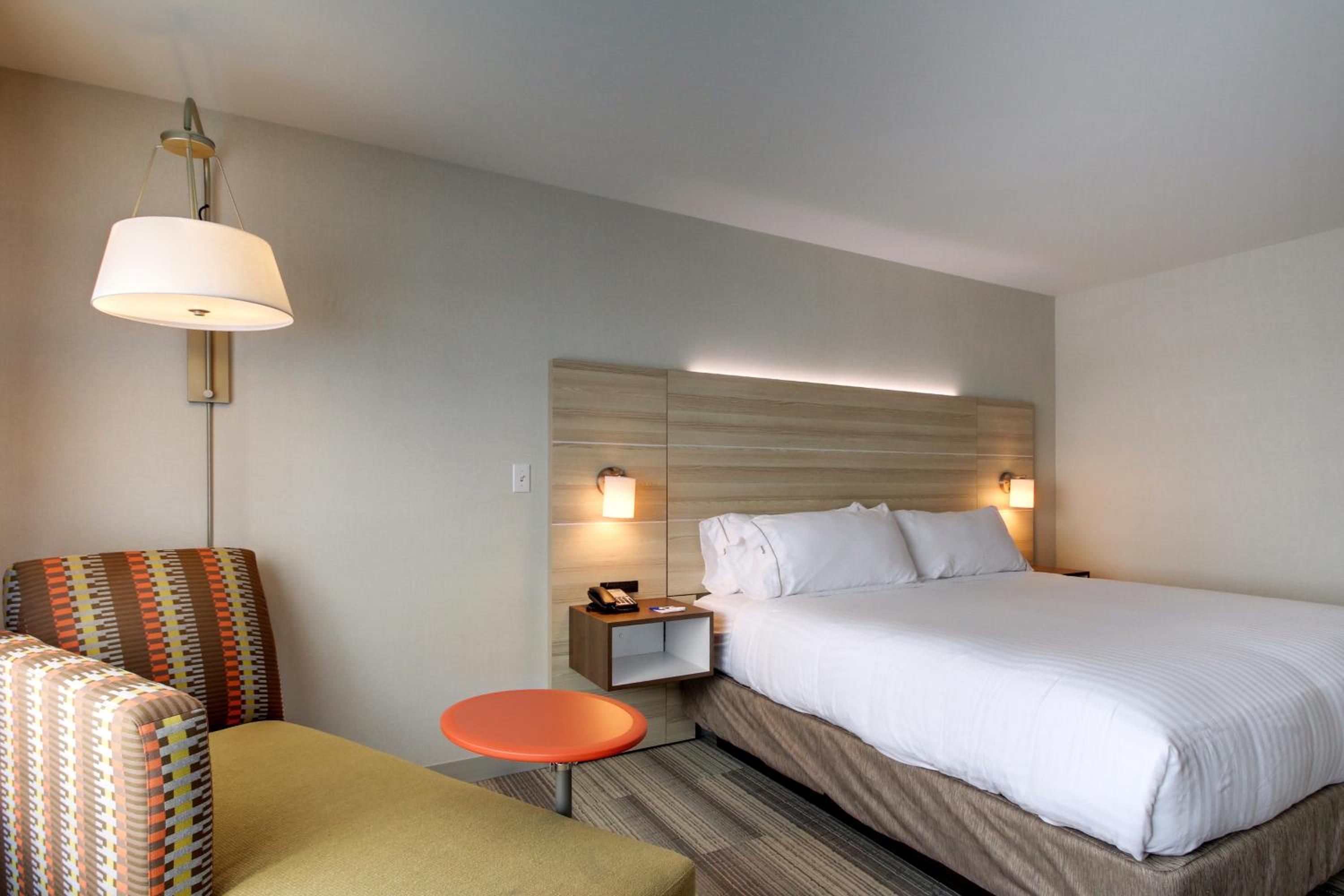 King Room with Roll in Shower - Hearing Accessible/Non-Smoking 