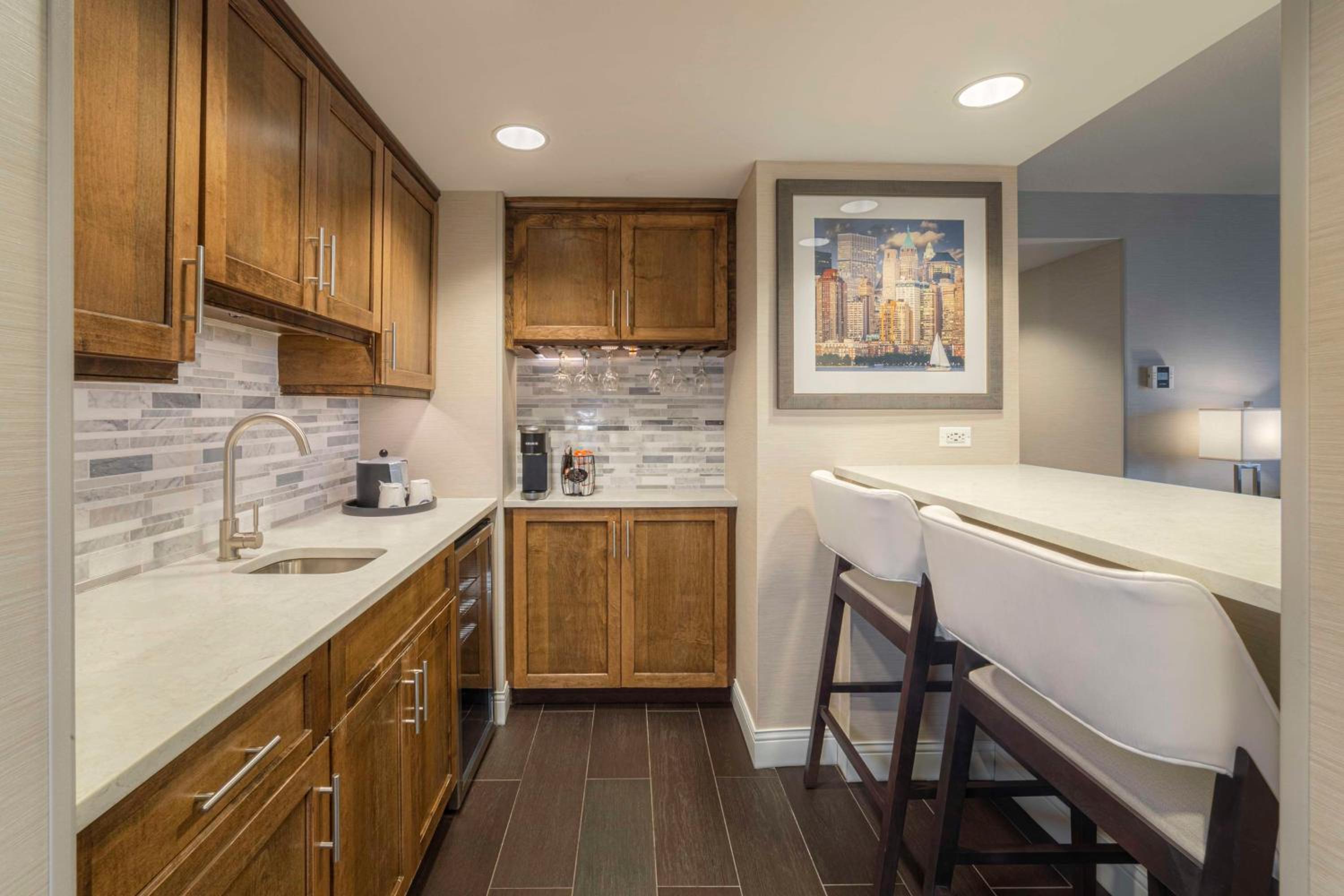 King Suite - Non-Smoking - Photo 2