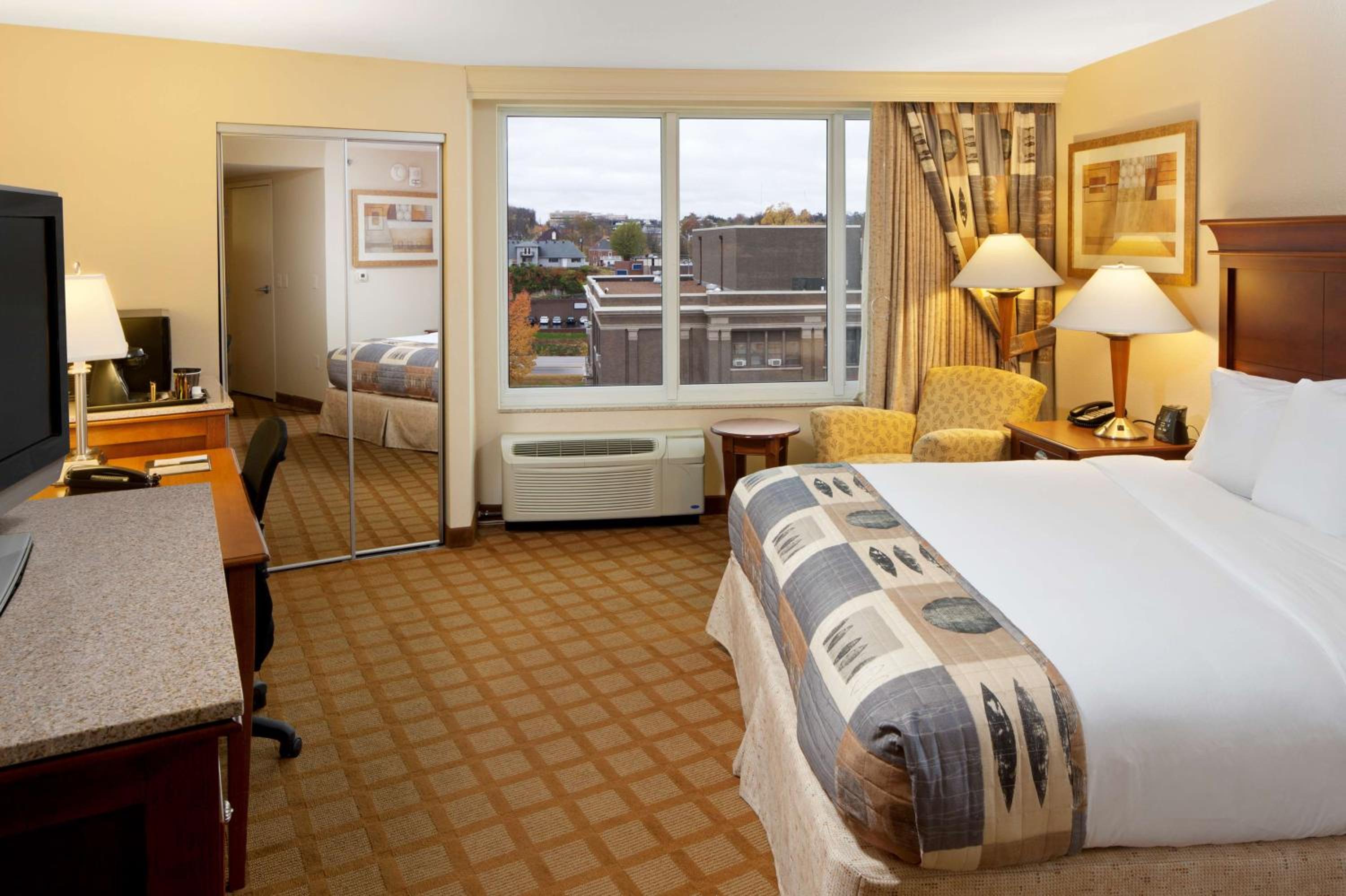 King Room - Non-Smoking - Photo 1