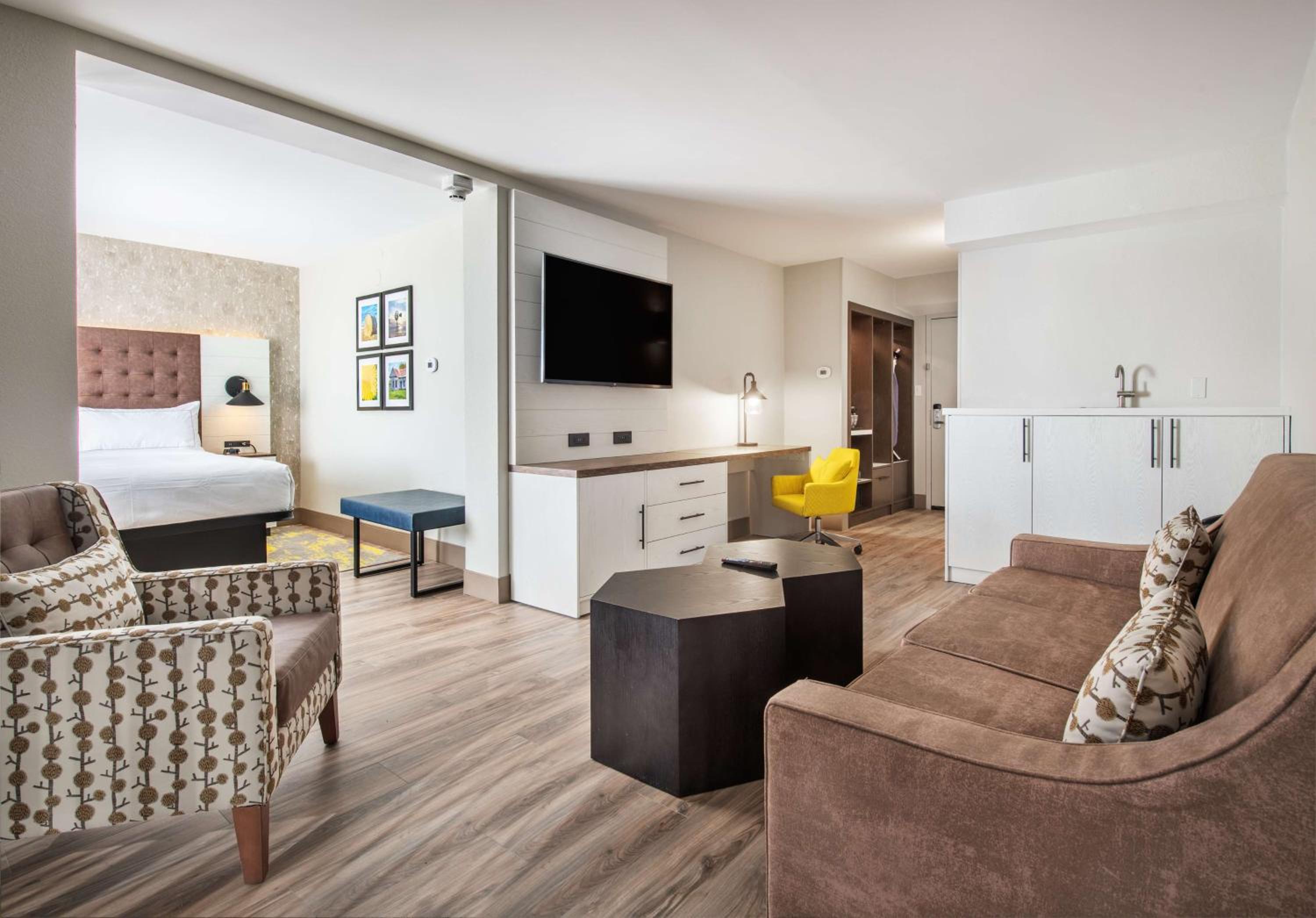 Junior King Suite with Seating Area photo 2