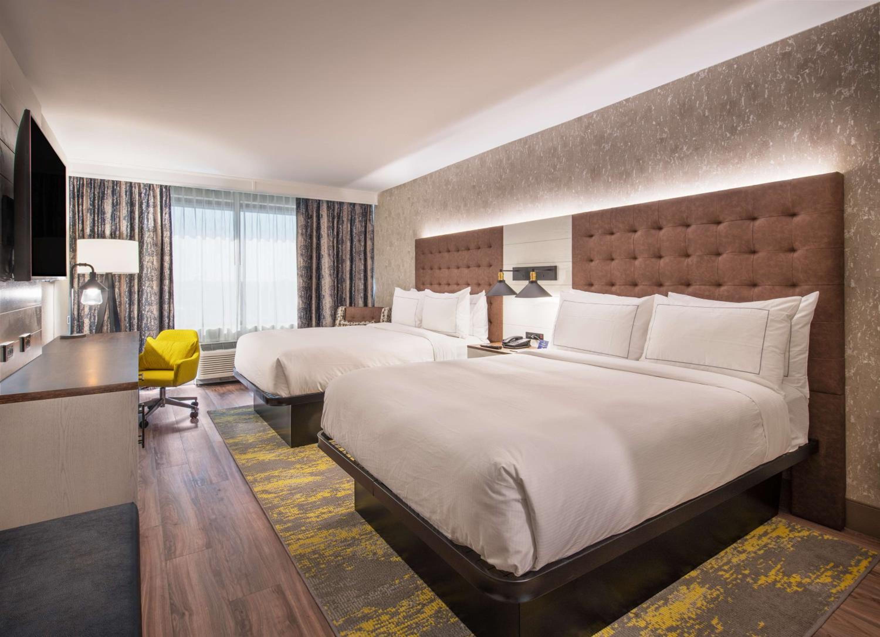 Queen Room with Two Queen Beds photo 3