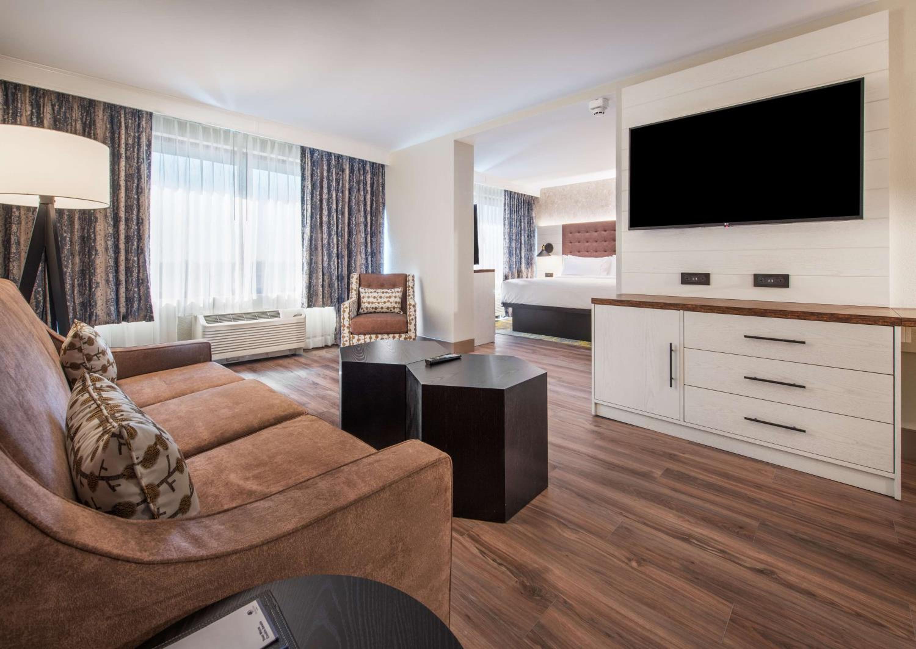 Junior King Suite with Seating Area photo 3