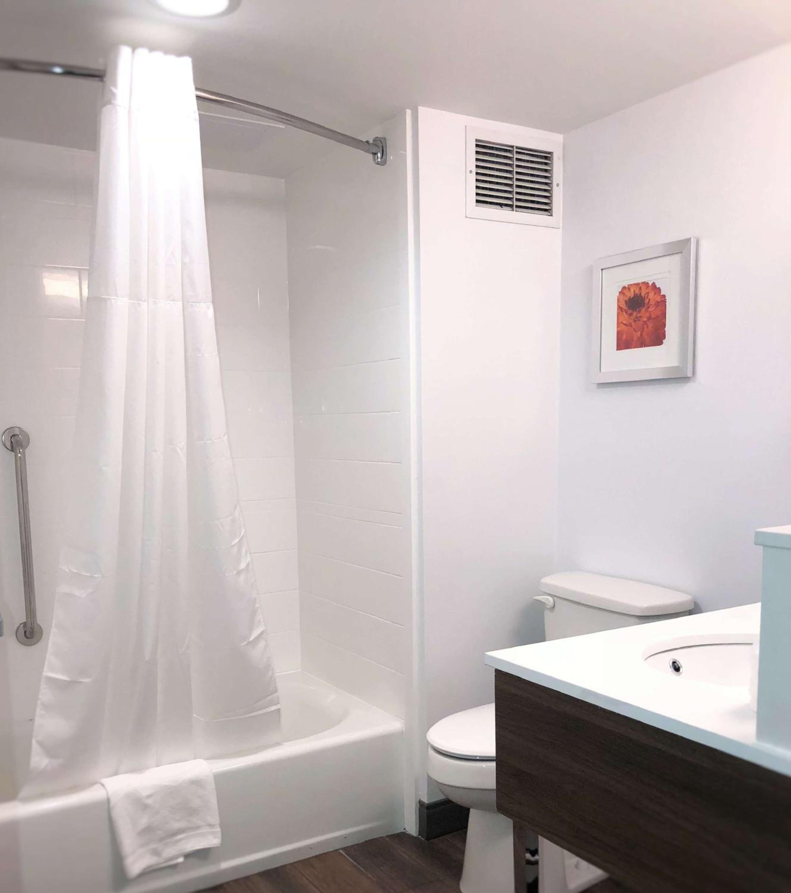 King Room - Non-Smoking - Photo 3