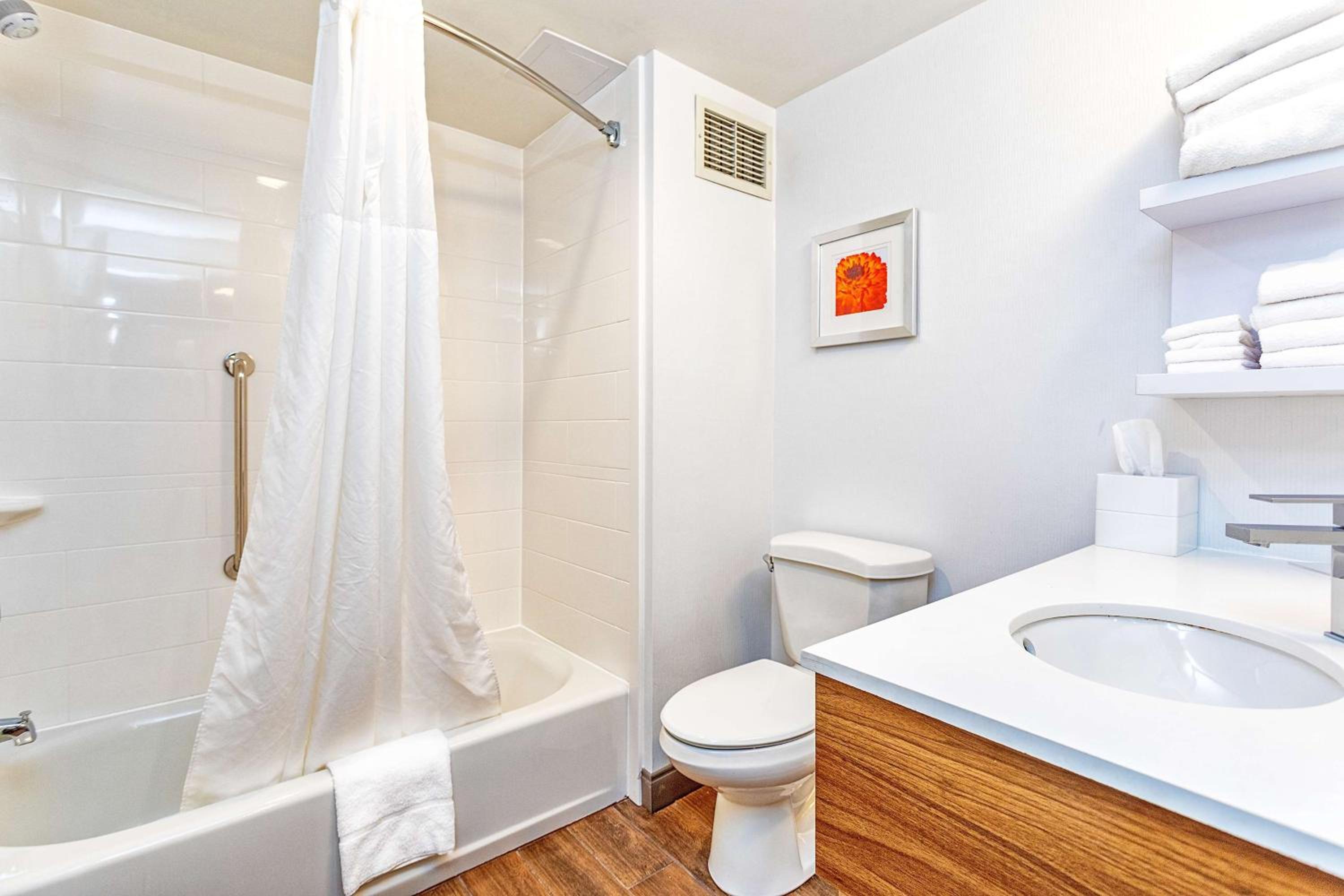 King Room - Non-Smoking - Photo 4