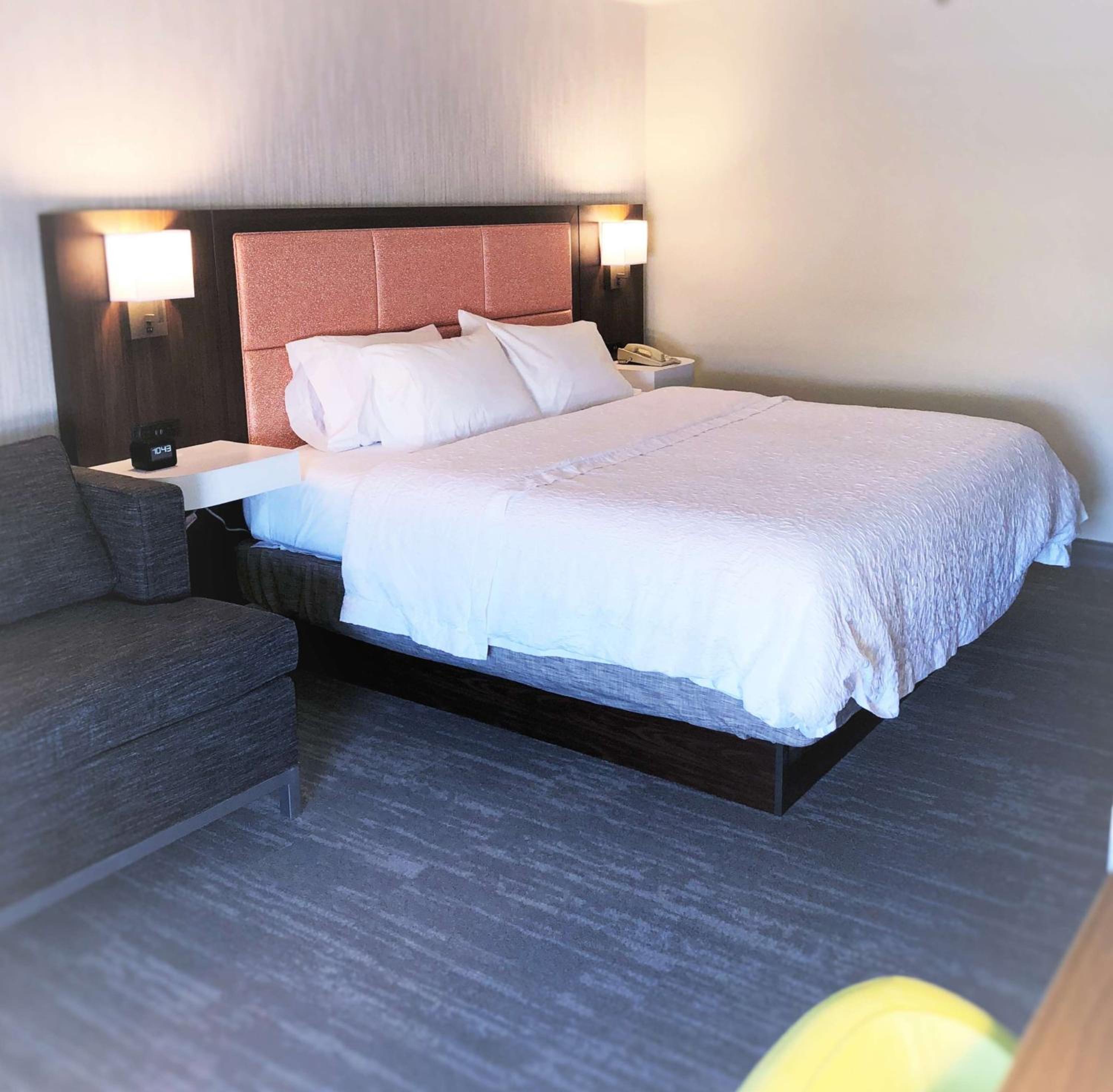 King Room with Sofa Bed - Non-Smoking - Photo 4