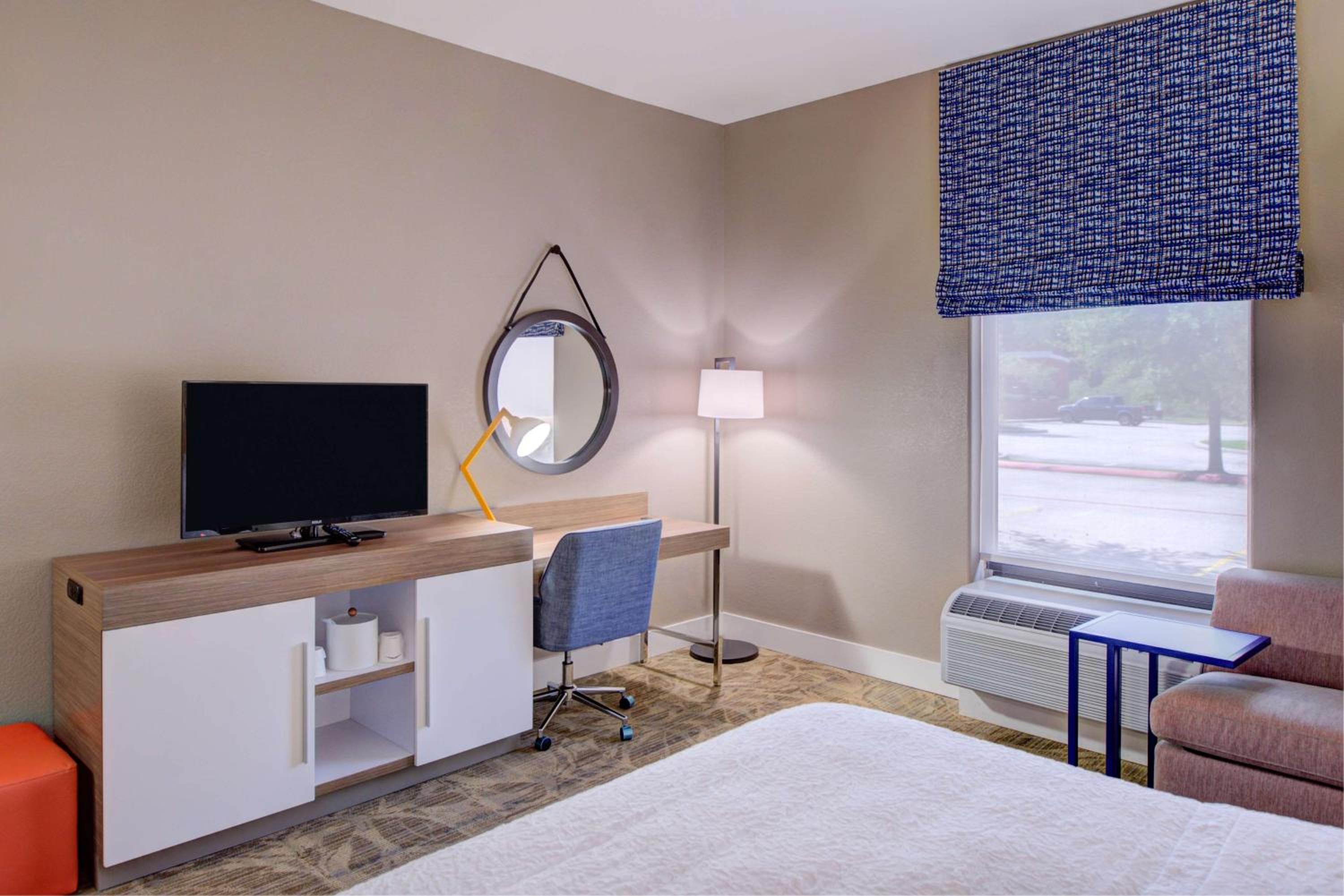 King Room with King Bed - Non-Smoking - Photo 1