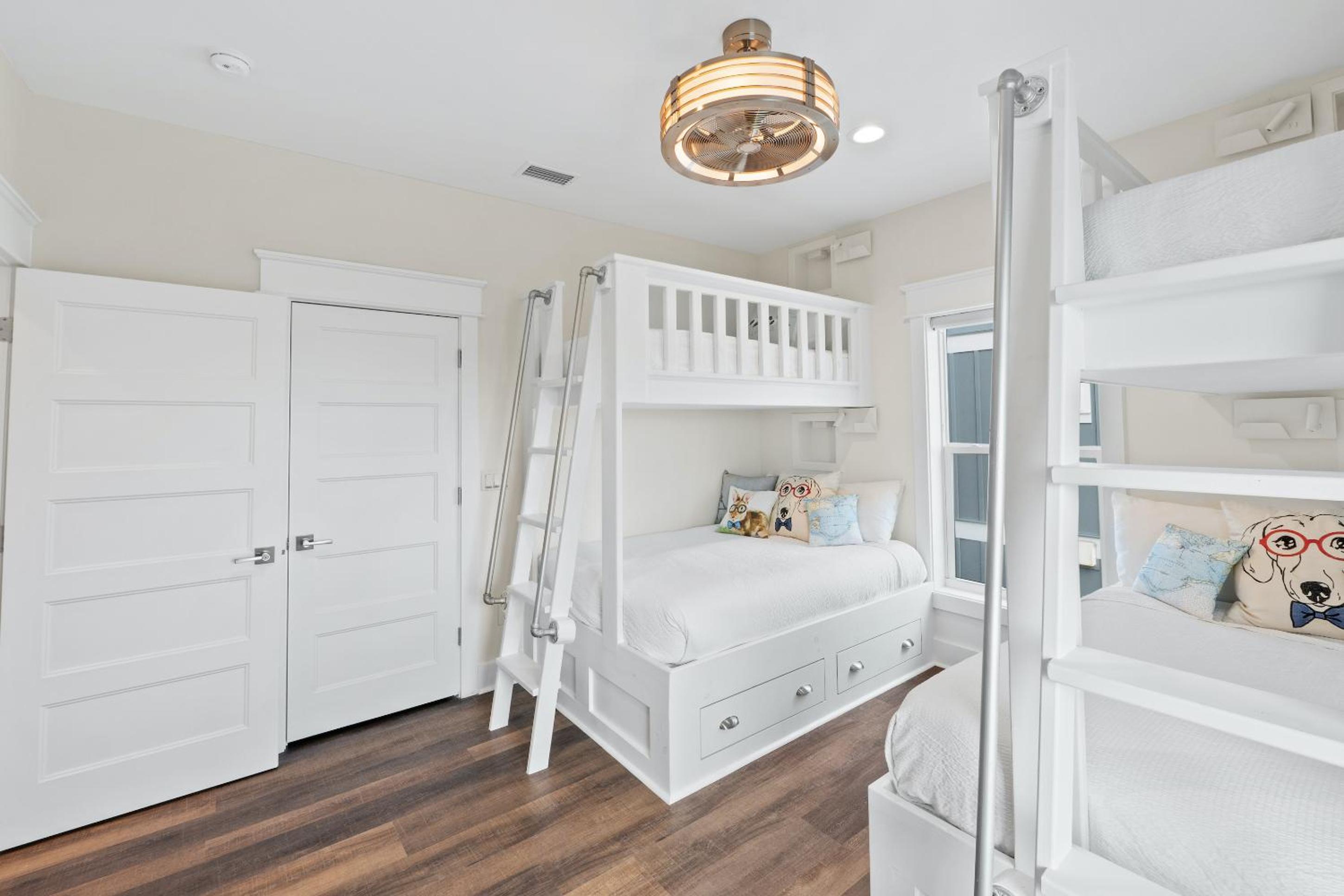 Five-Bedroom House photo 1