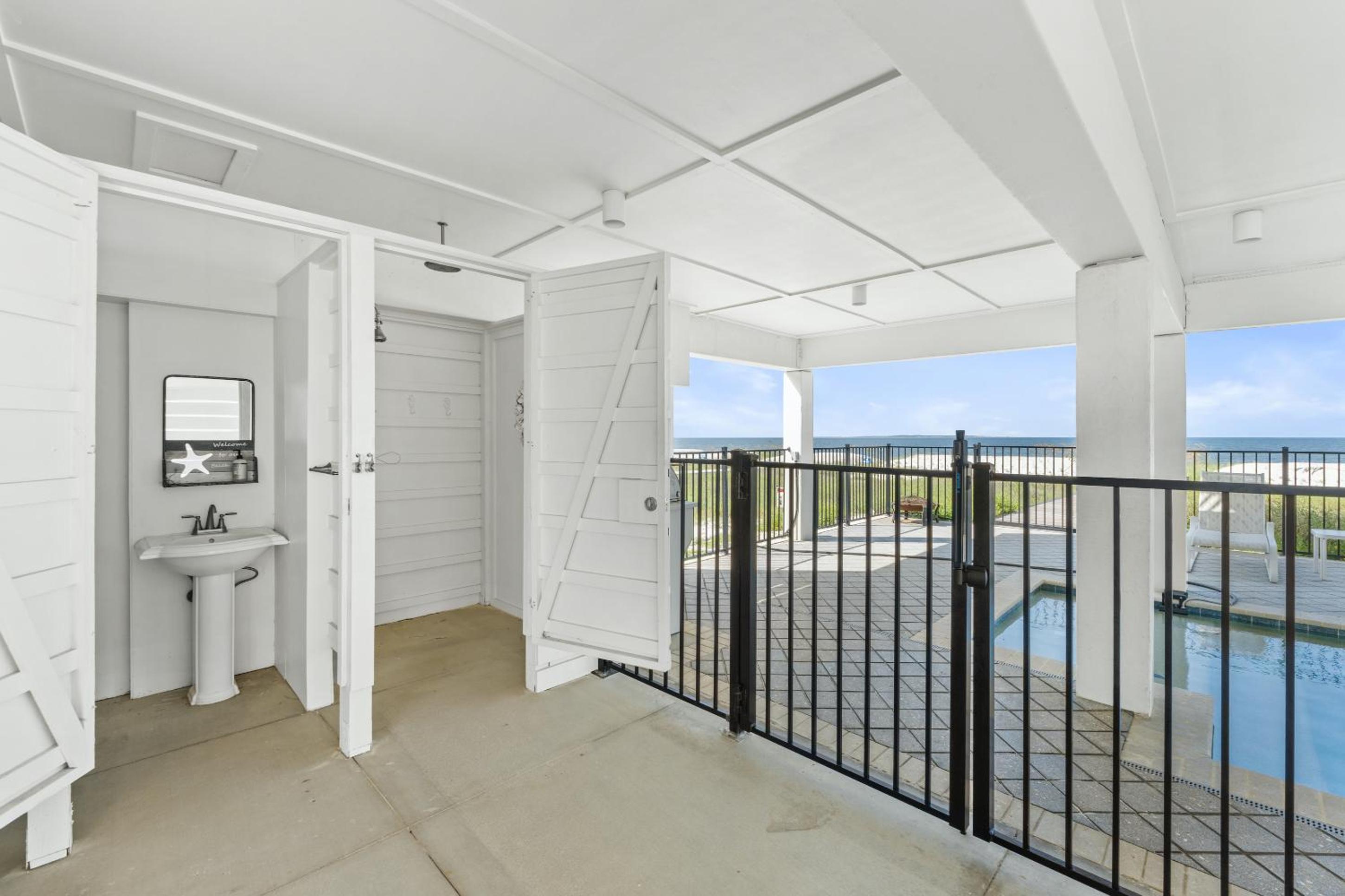 Five-Bedroom House photo 2
