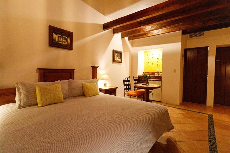 Deluxe King Room - Photo 11