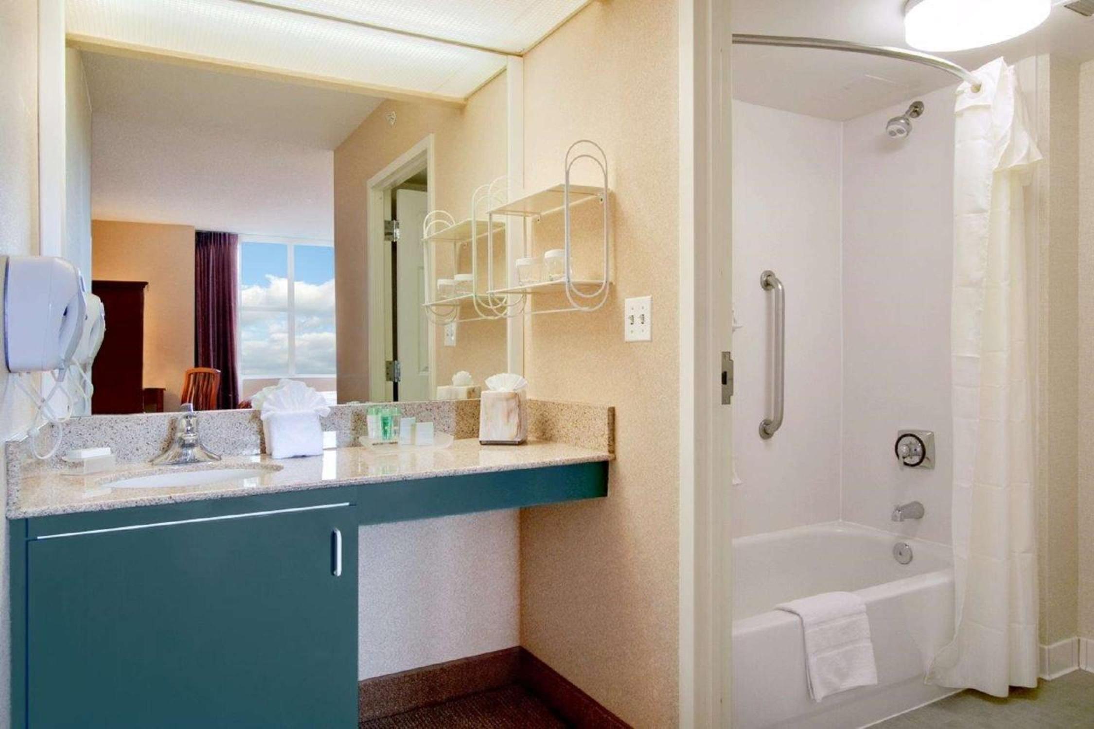 One-Bedroom King Suite - Non-Smoking - Photo 4