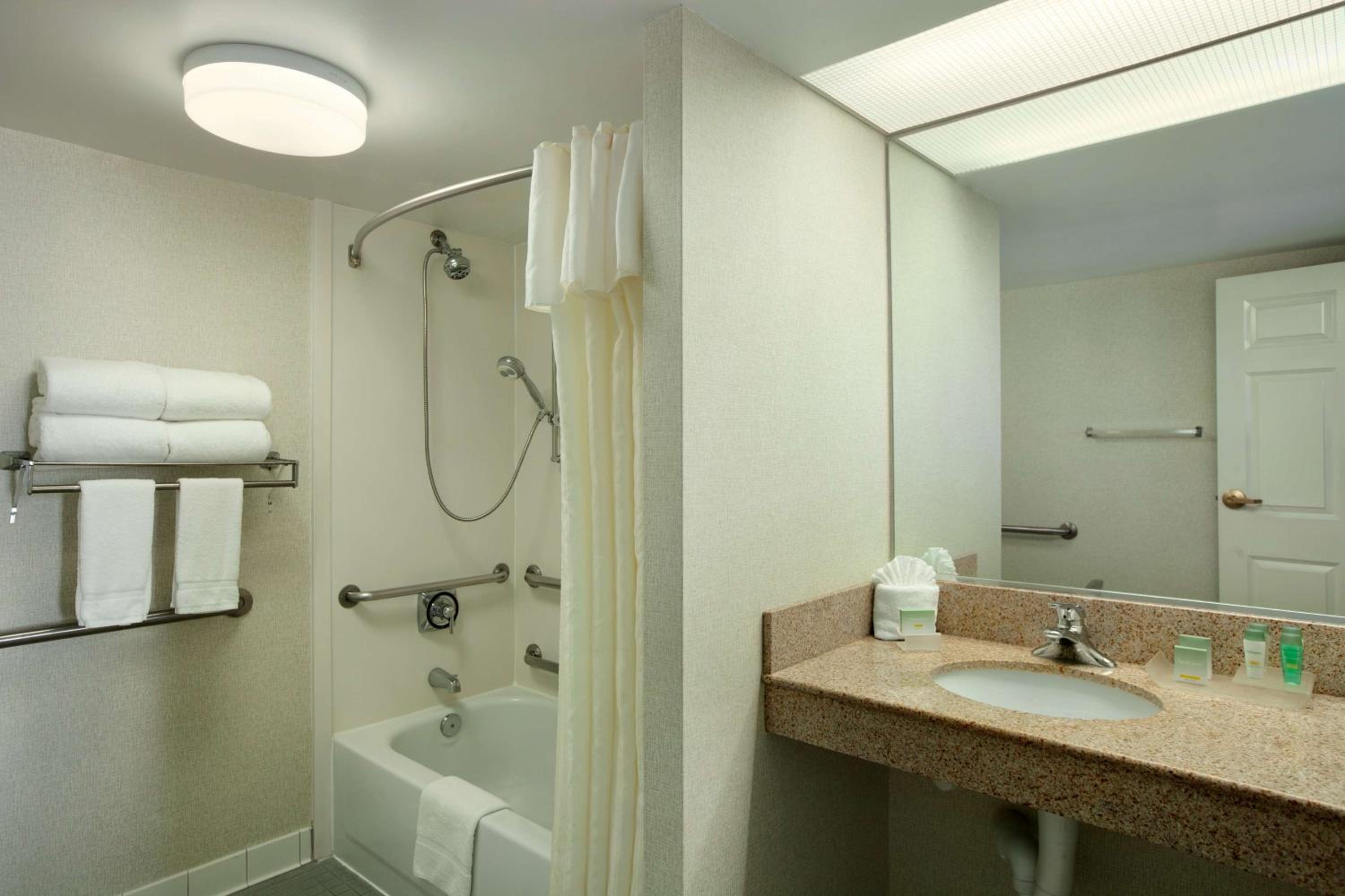Suite with Two Double Beds and Bath Tub - Mobility and Hearing Access/Non-Smoking