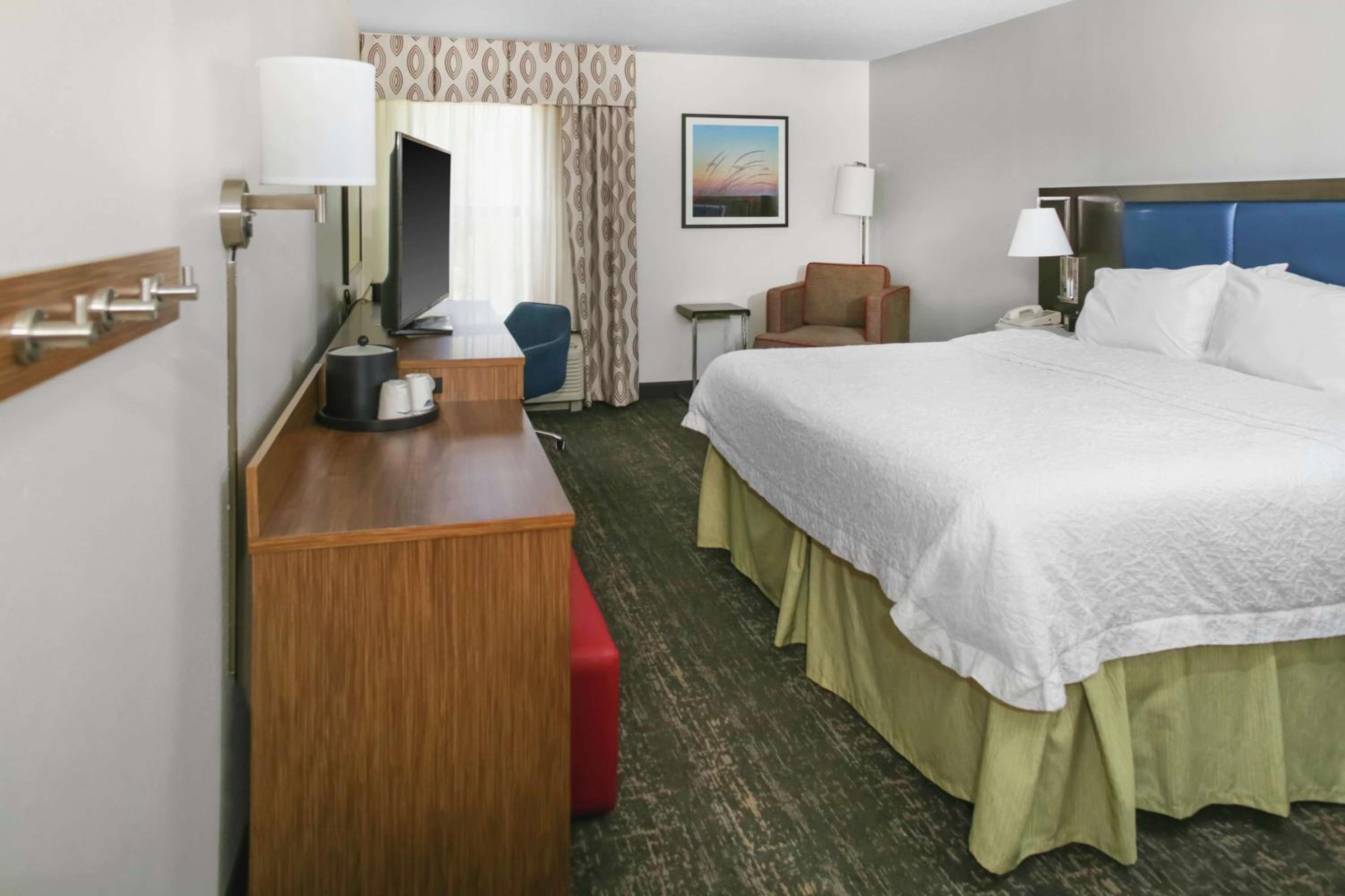 King Room with King Bed - Non-Smoking - Photo 4
