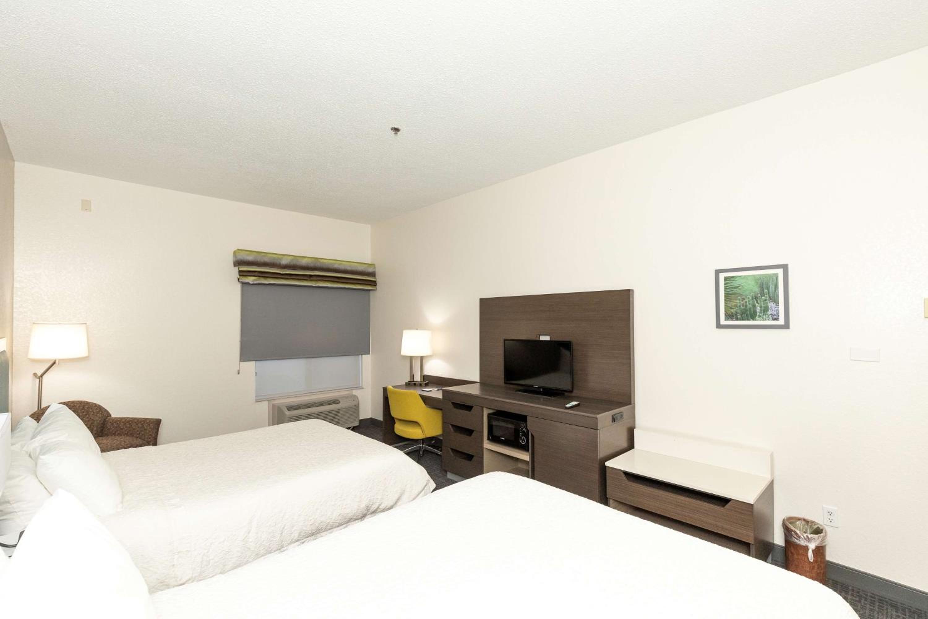 Room with Two Queen Beds - Non-Smoking - Photo 2