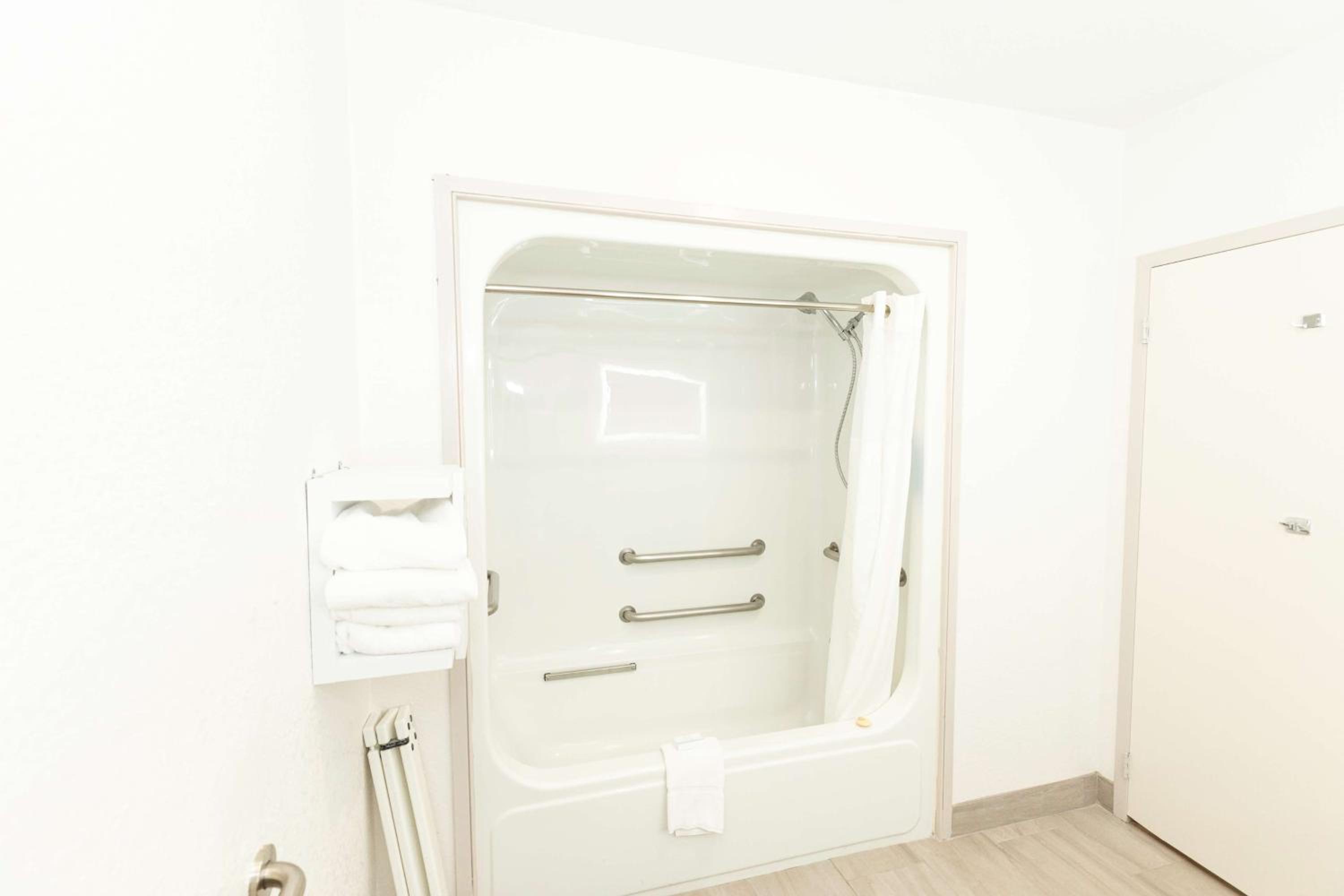 Queen Room with Two Queen Beds - Mobility and Hearing Access/Non-Smoking - Photo 2
