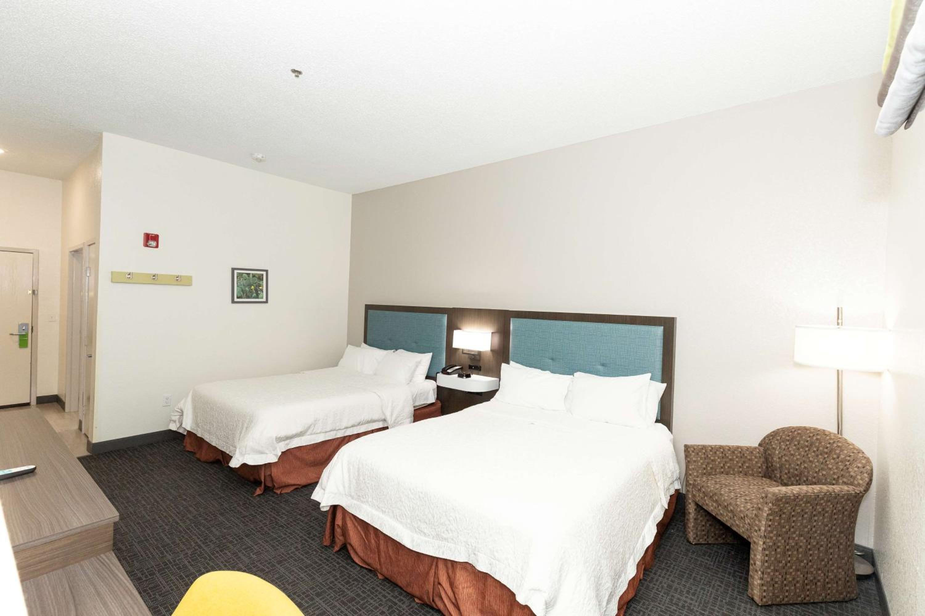 Room with Two Queen Beds - Non-Smoking - Photo 4