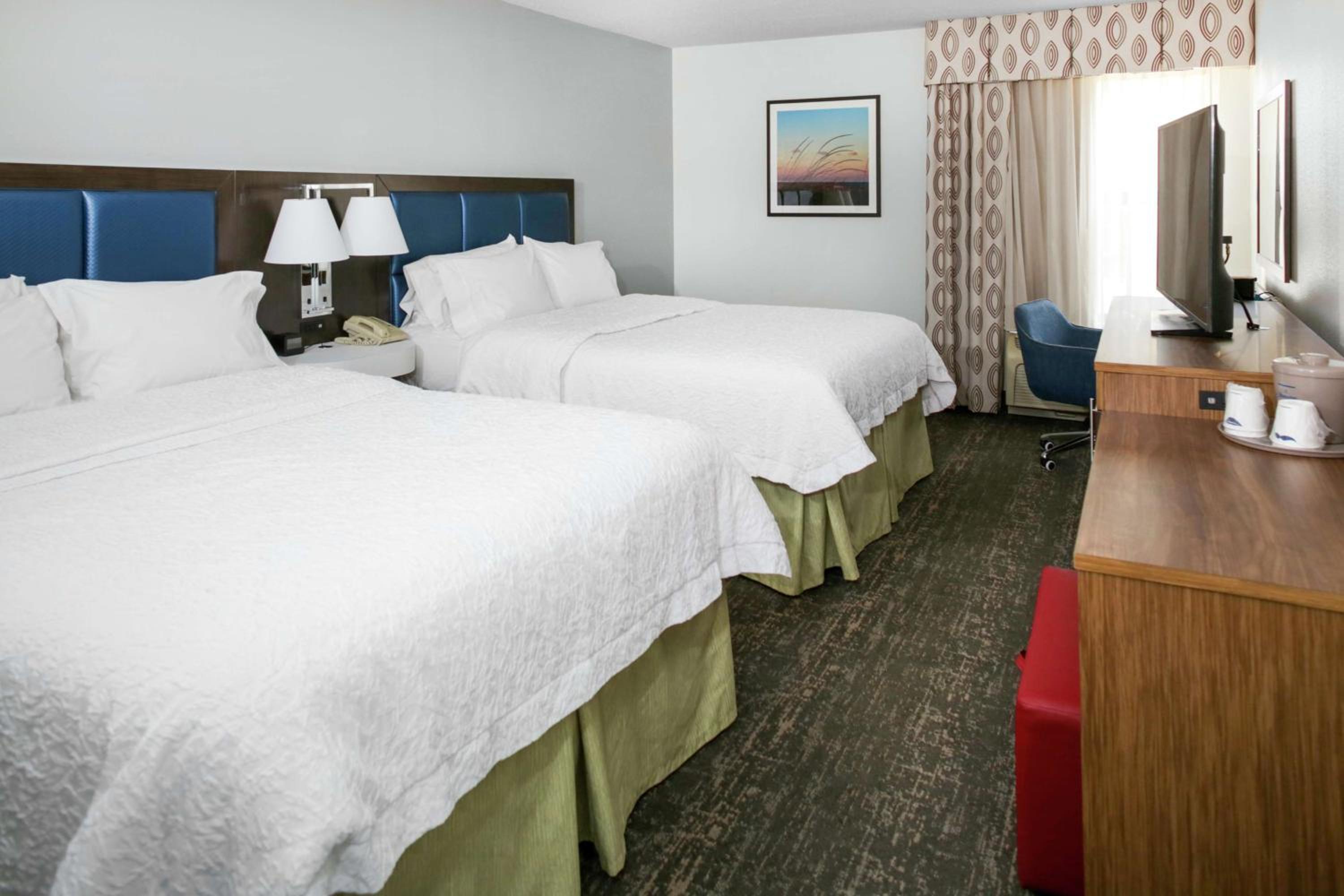 Room with Two Queen Beds - Non-Smoking - Photo 4