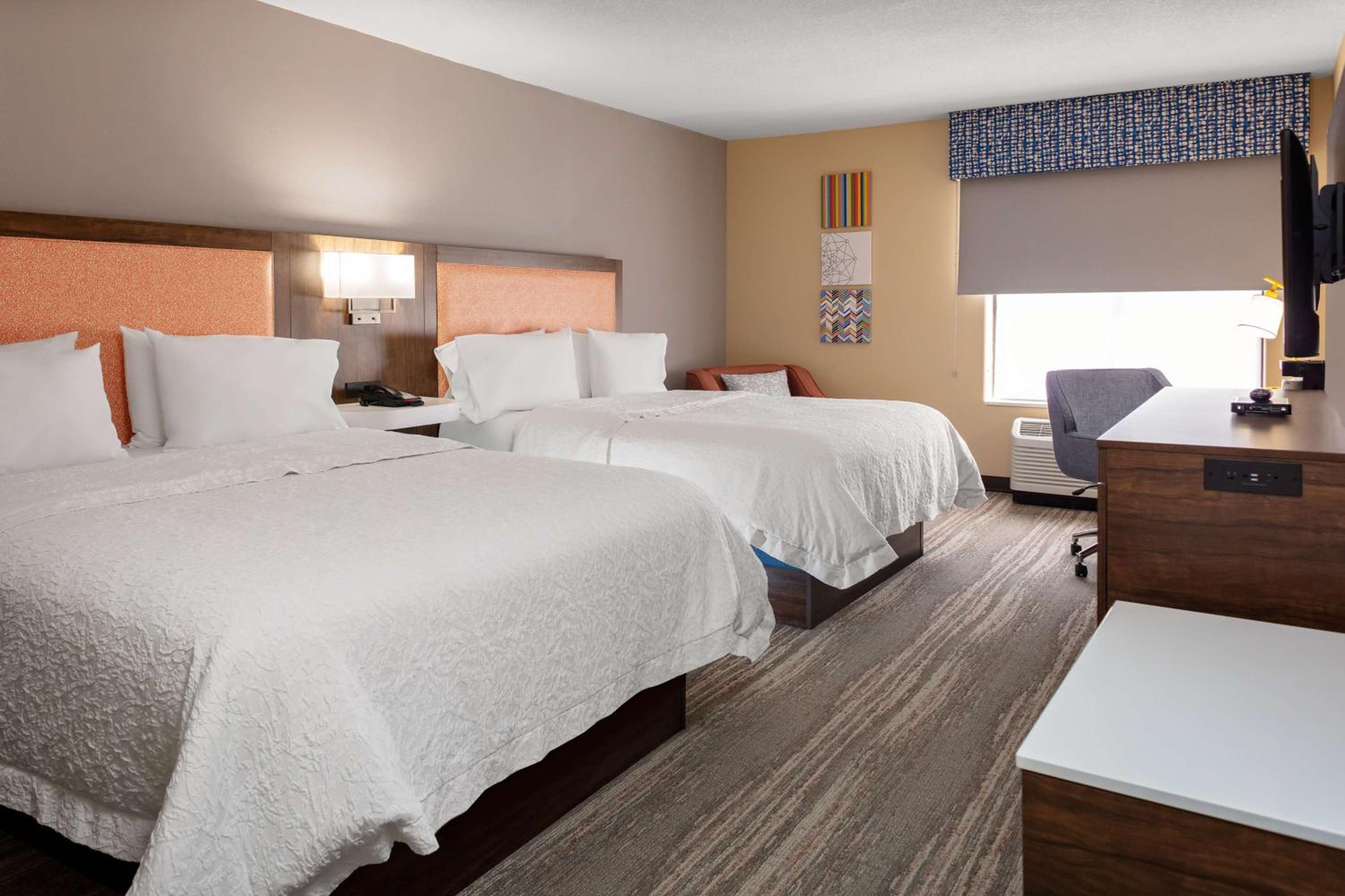 Room with Two Queen Beds - Non-Smoking - Photo 2
