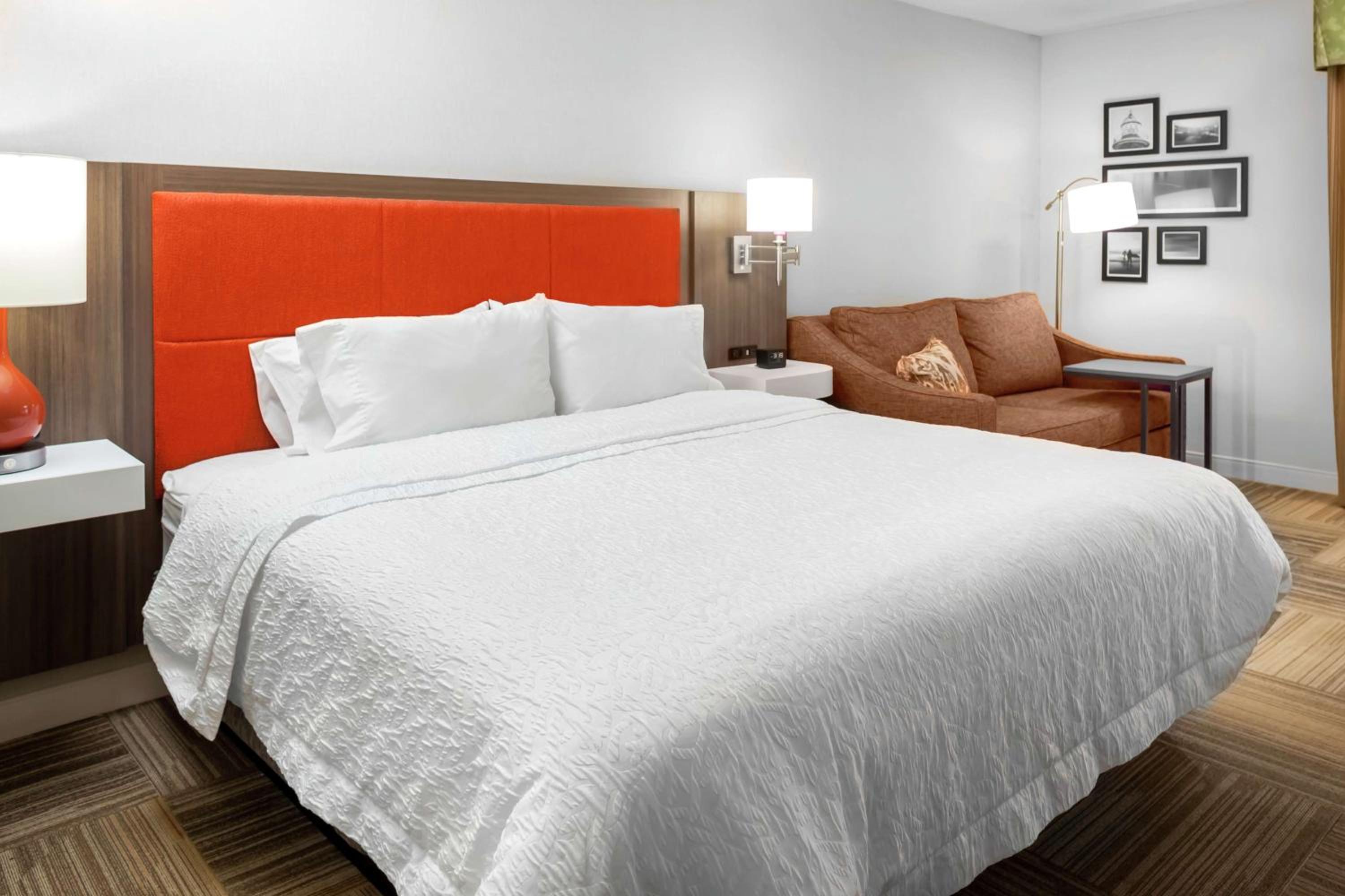 King Room with Sofa Bed - Photo 2