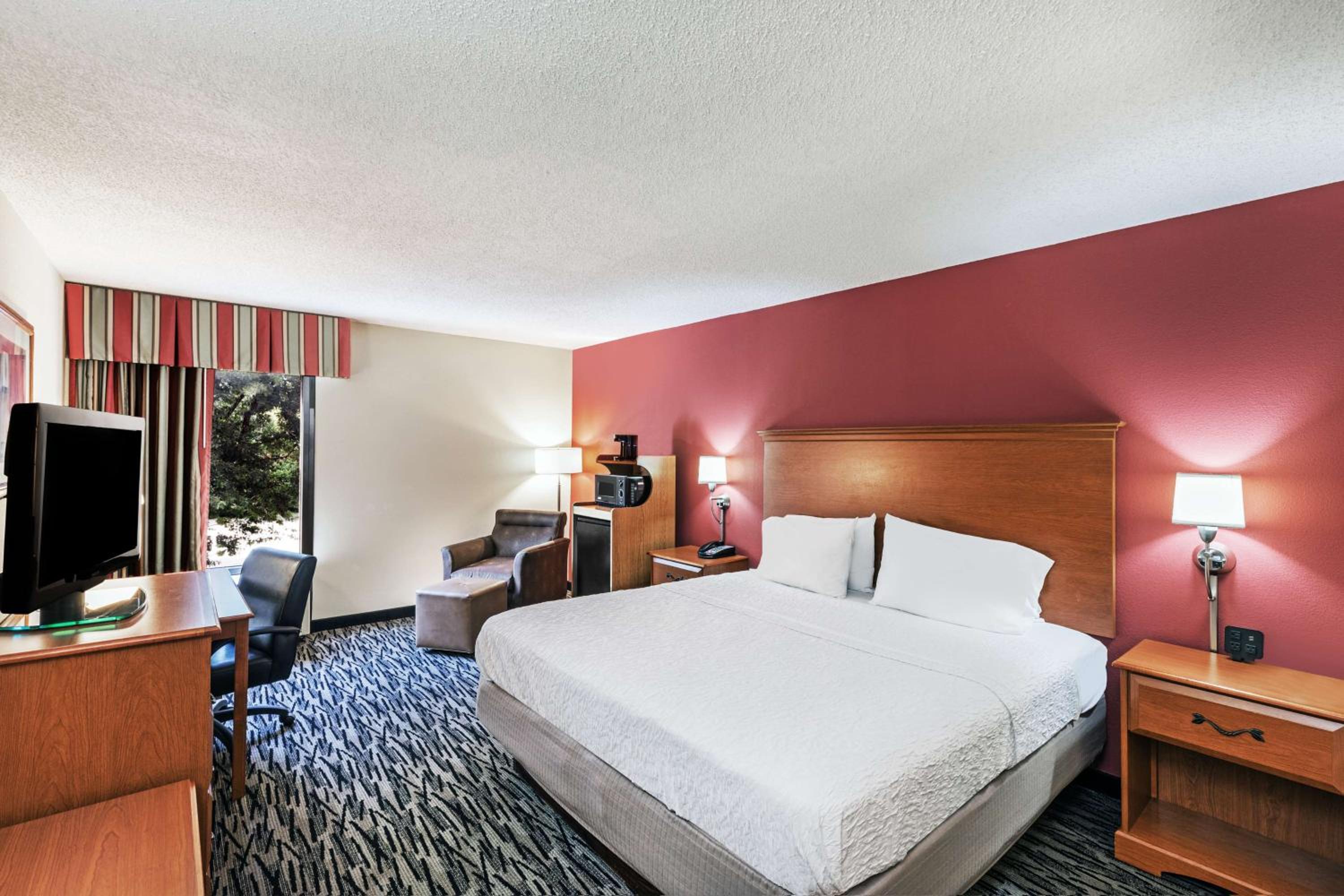 King Room with King Bed - Non-Smoking photo 1