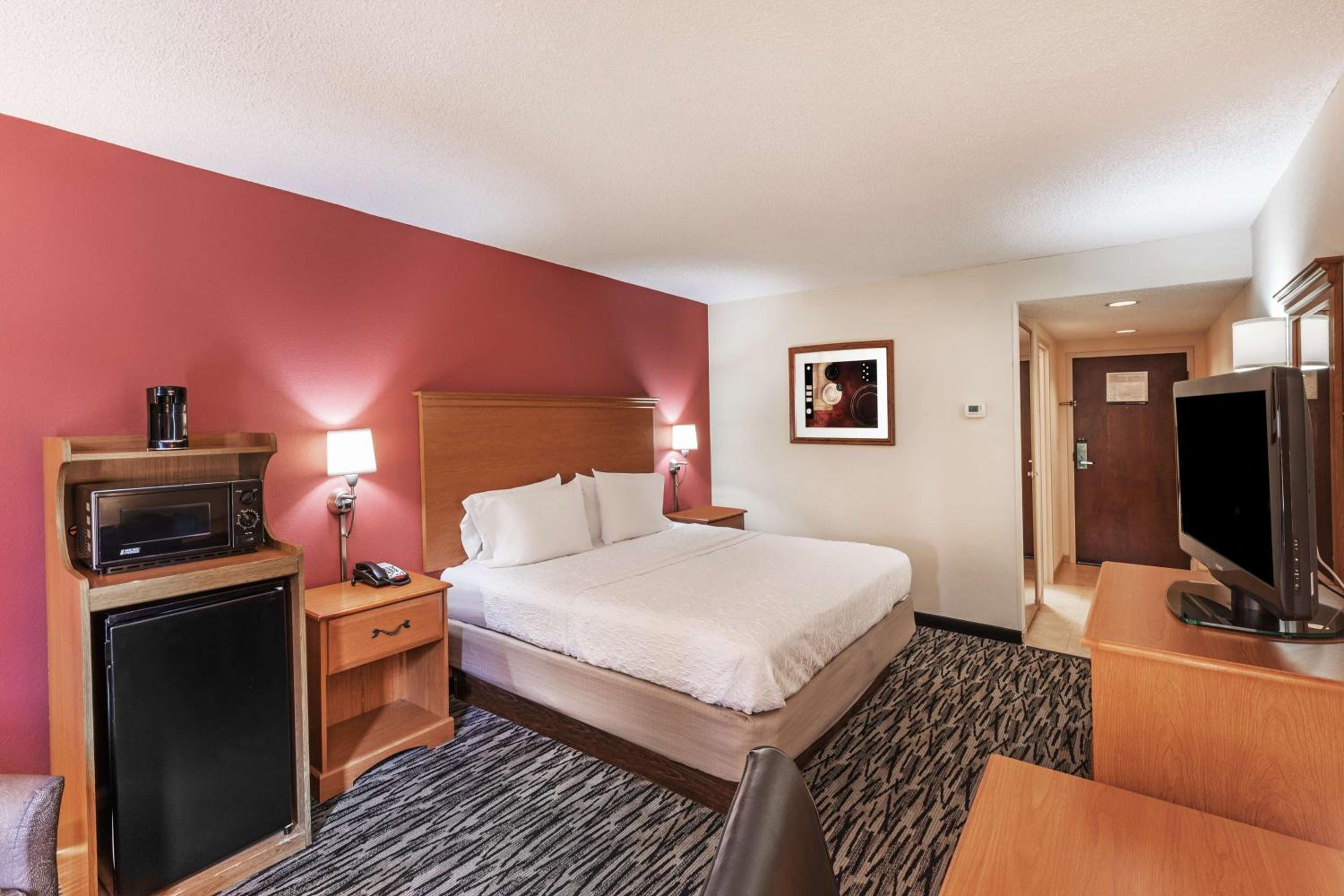 King Room with King Bed - Non-Smoking photo 3