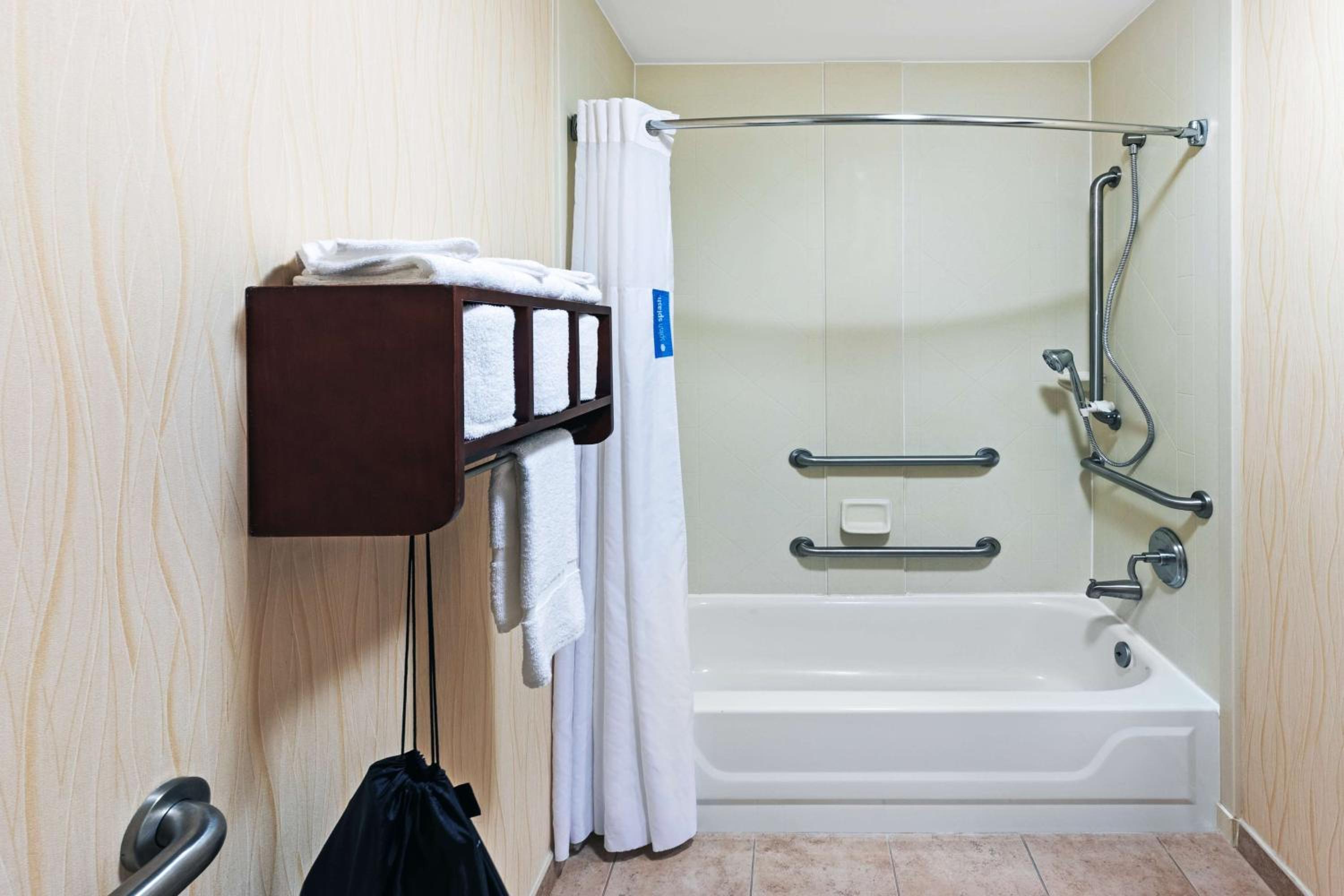 King Room with Accessible Tub - Mobility and Hearing Access/Non-Smoking photo 3
