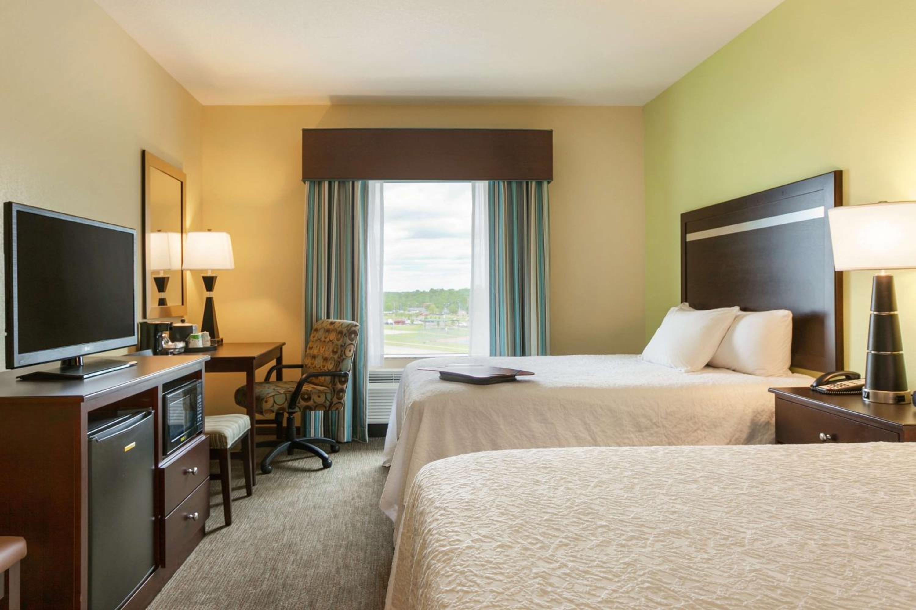 Room with Two Queen Beds - Non-Smoking photo 3