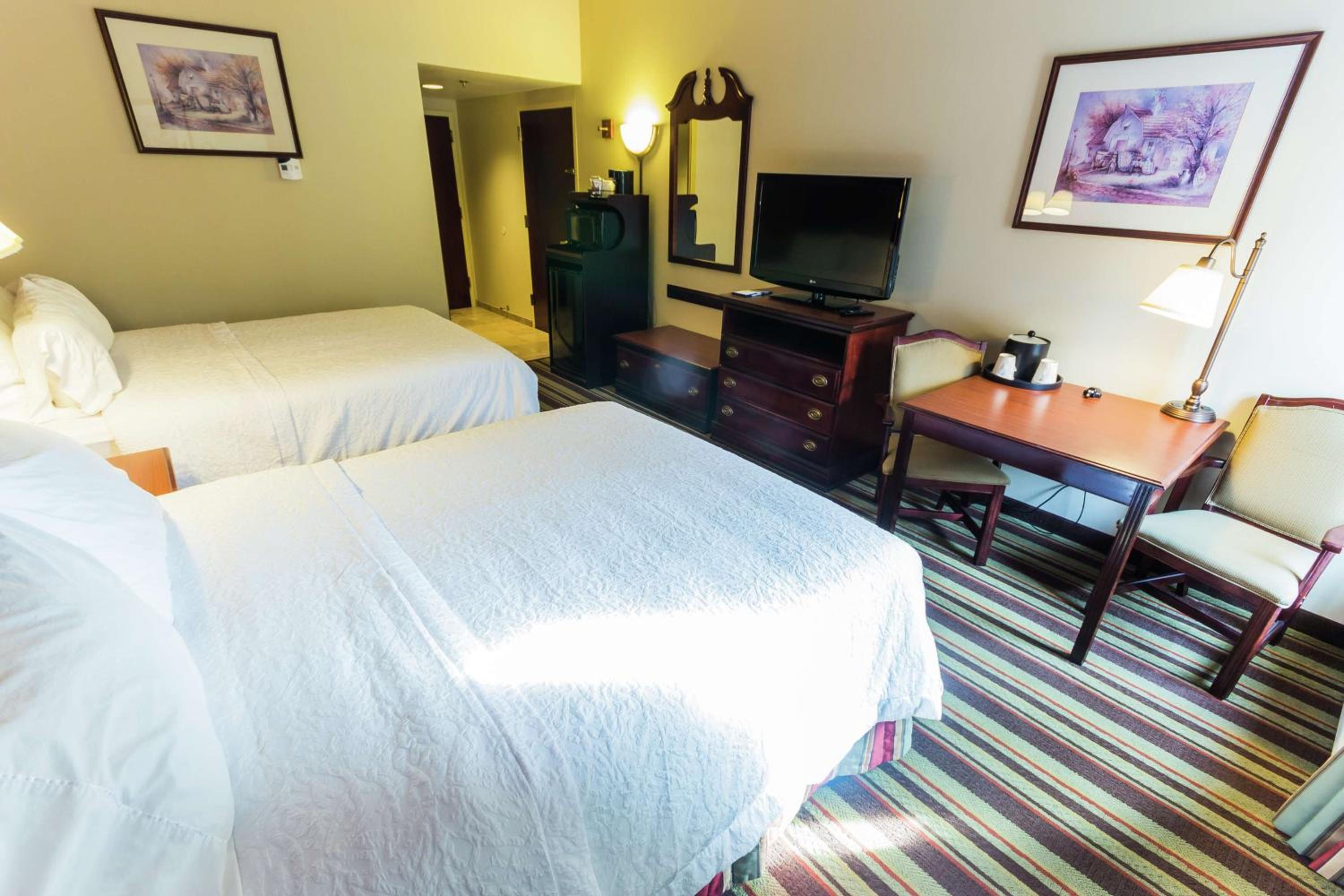 Queen Room with Two Queen Beds - Photo 2